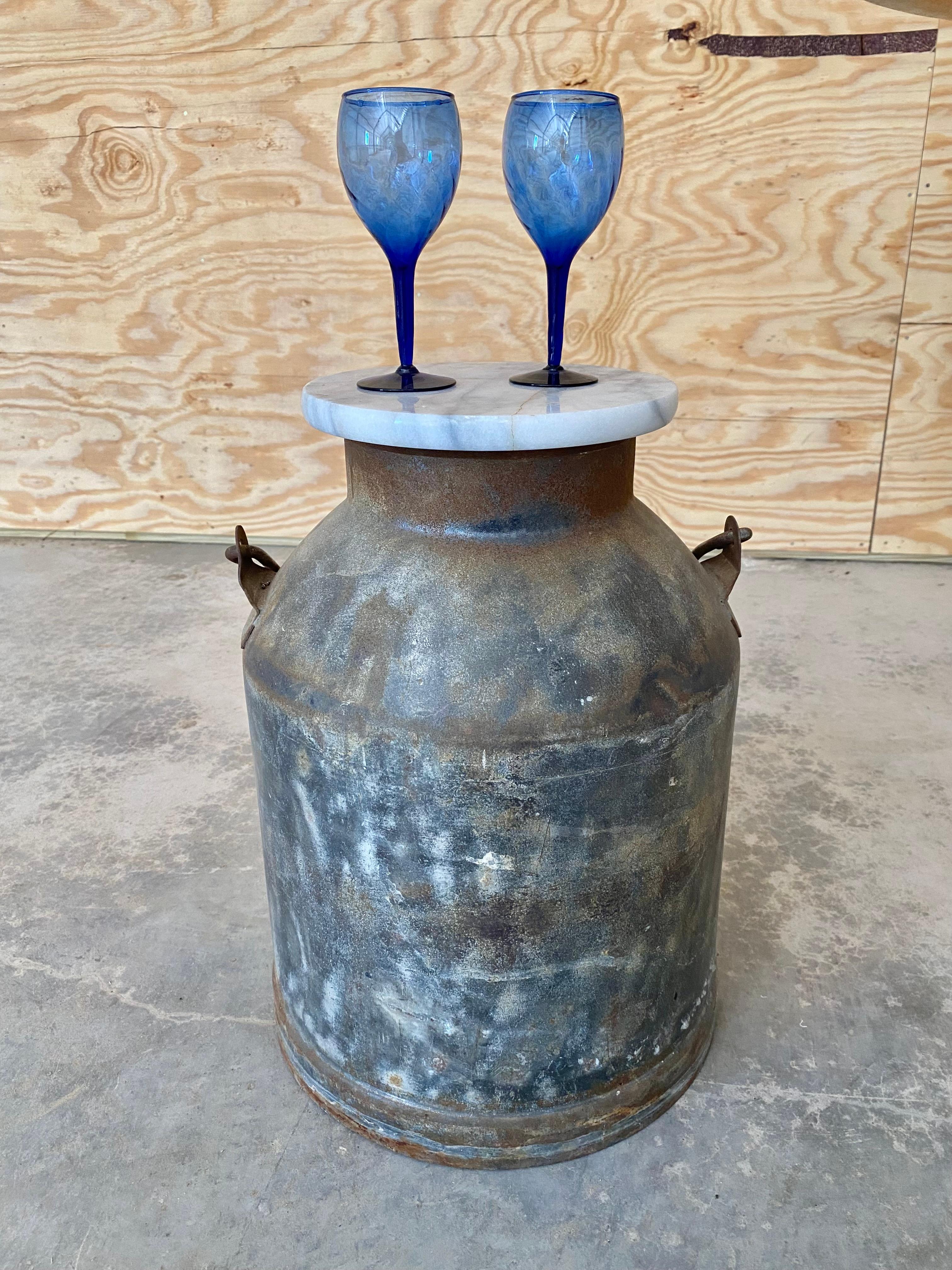 Table à boire primitive rouillée avec pot à lait en vente 1