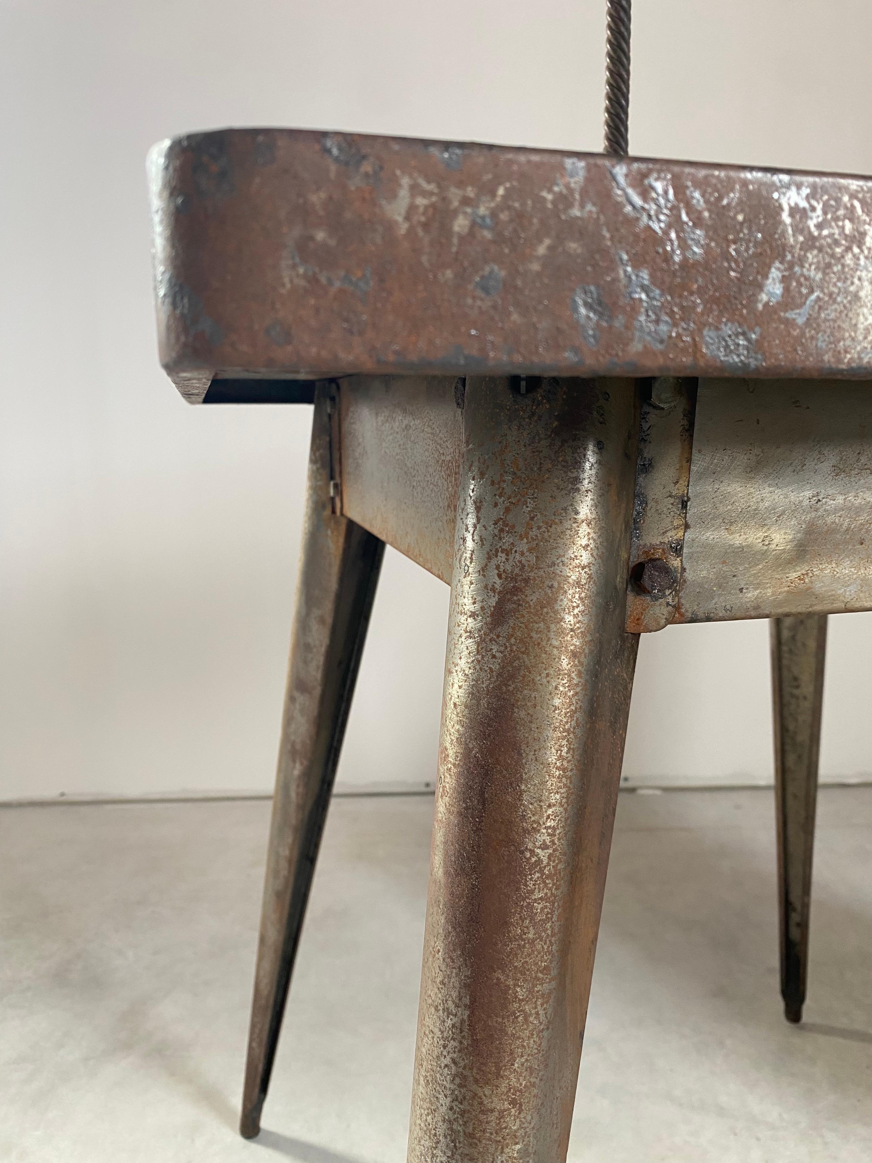 Tavolo da gioco primitivo in acciaio arrugginito in vendita 2