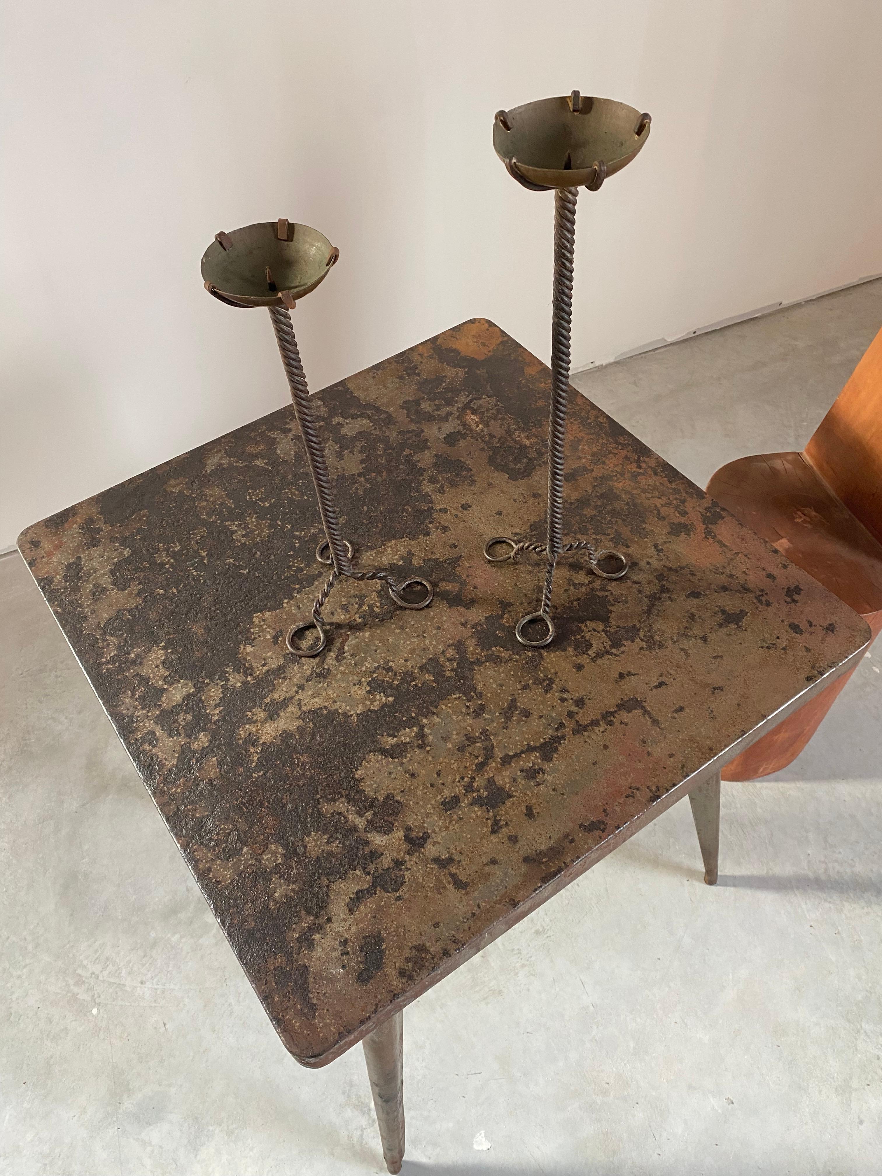 Tavolo da gioco primitivo in acciaio arrugginito in vendita 3