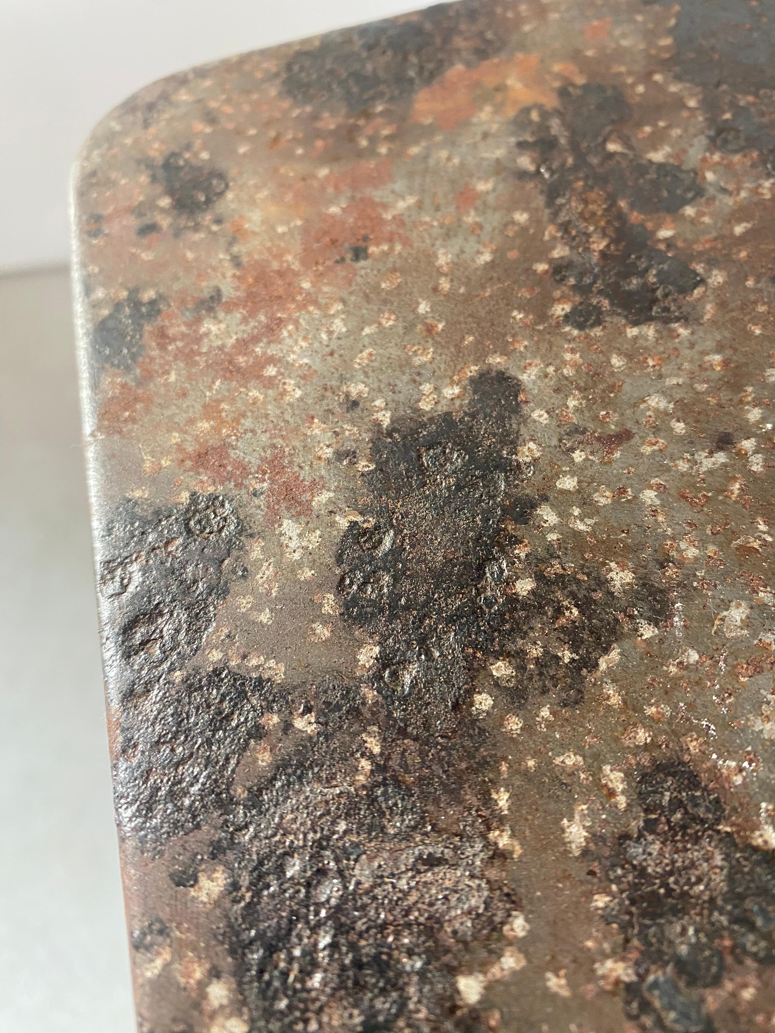 Tavolo da gioco primitivo in acciaio arrugginito in vendita 4