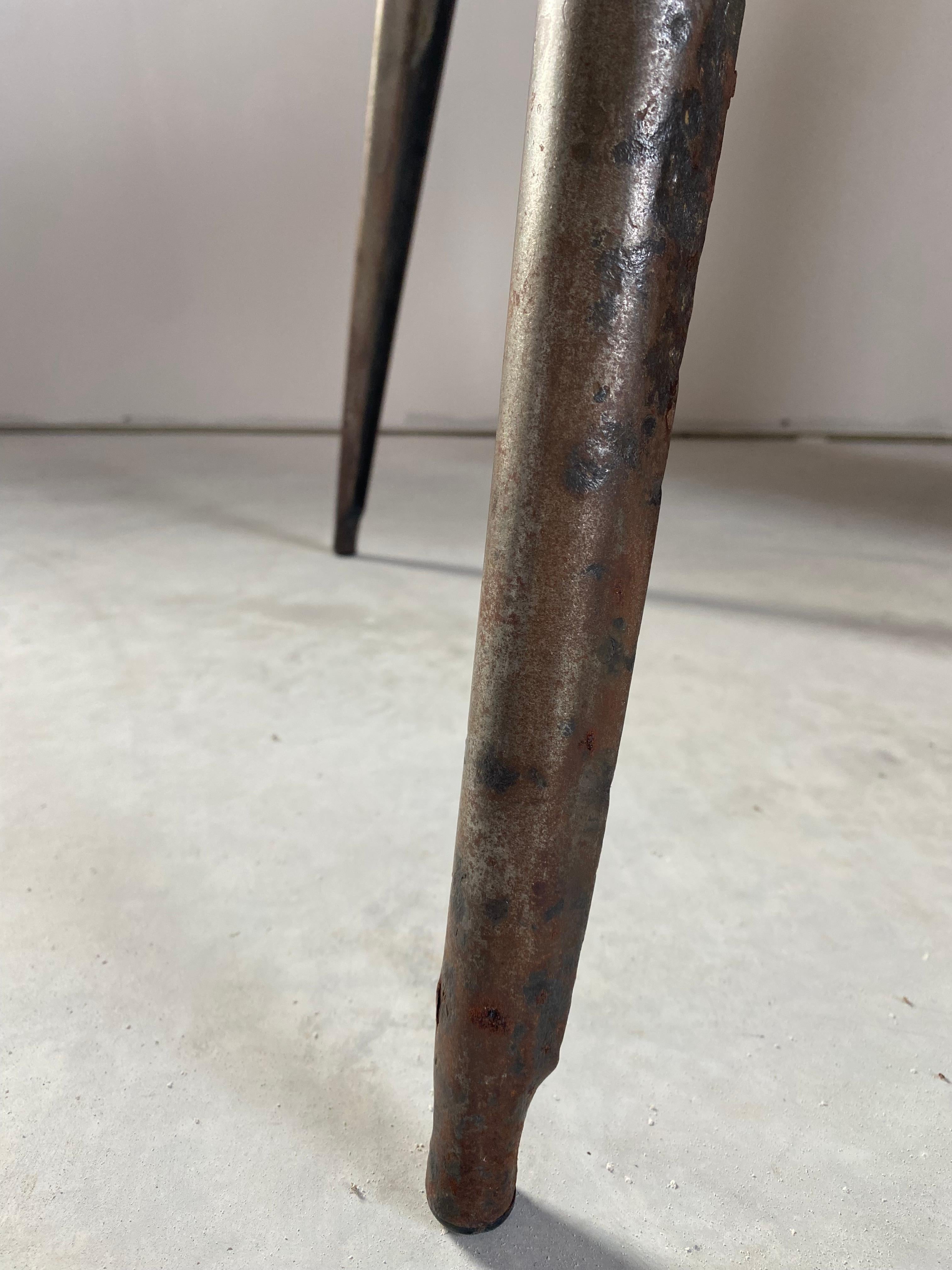 Tavolo da gioco primitivo in acciaio arrugginito in vendita 6