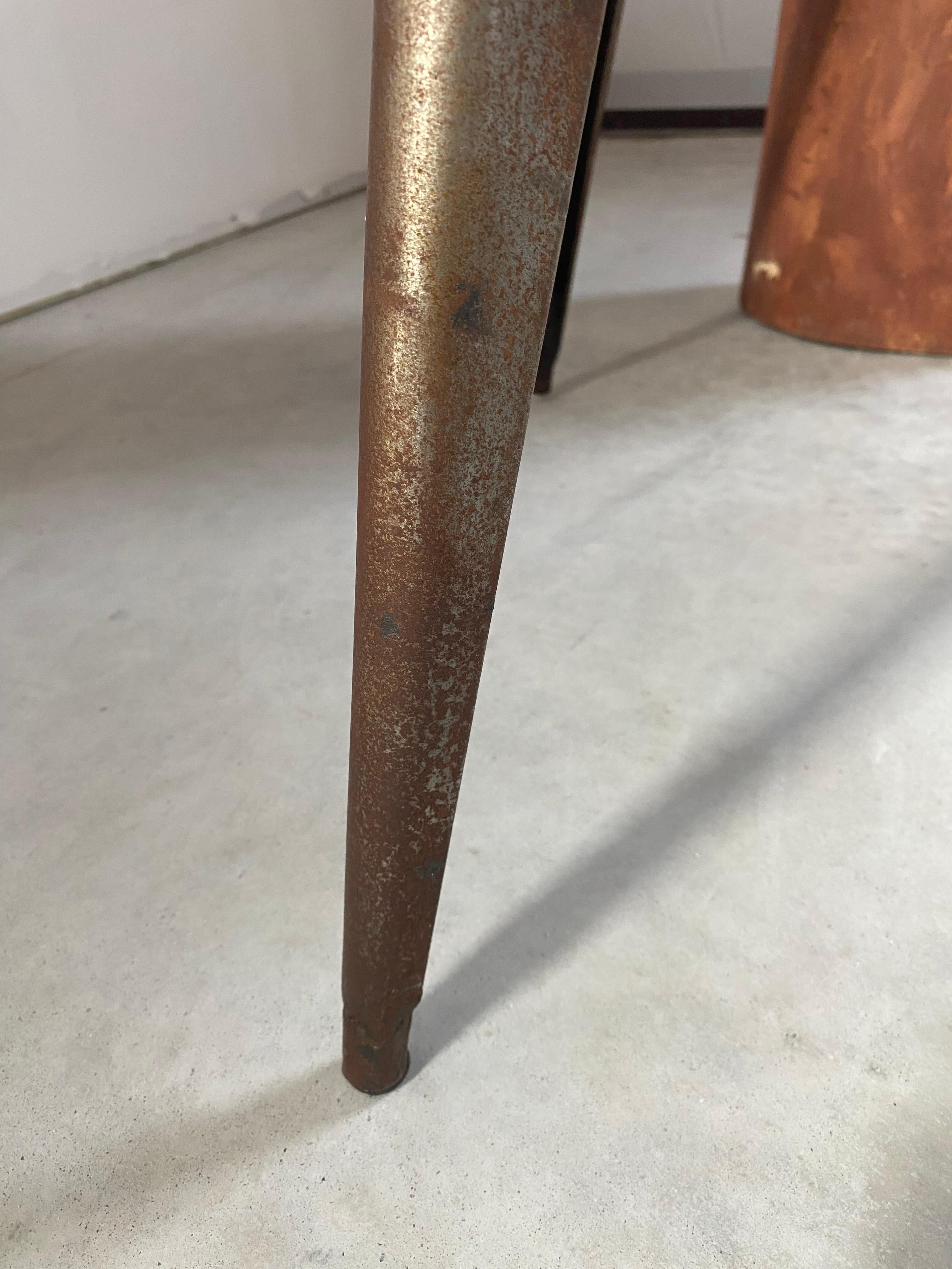 Tavolo da gioco primitivo in acciaio arrugginito in vendita 7