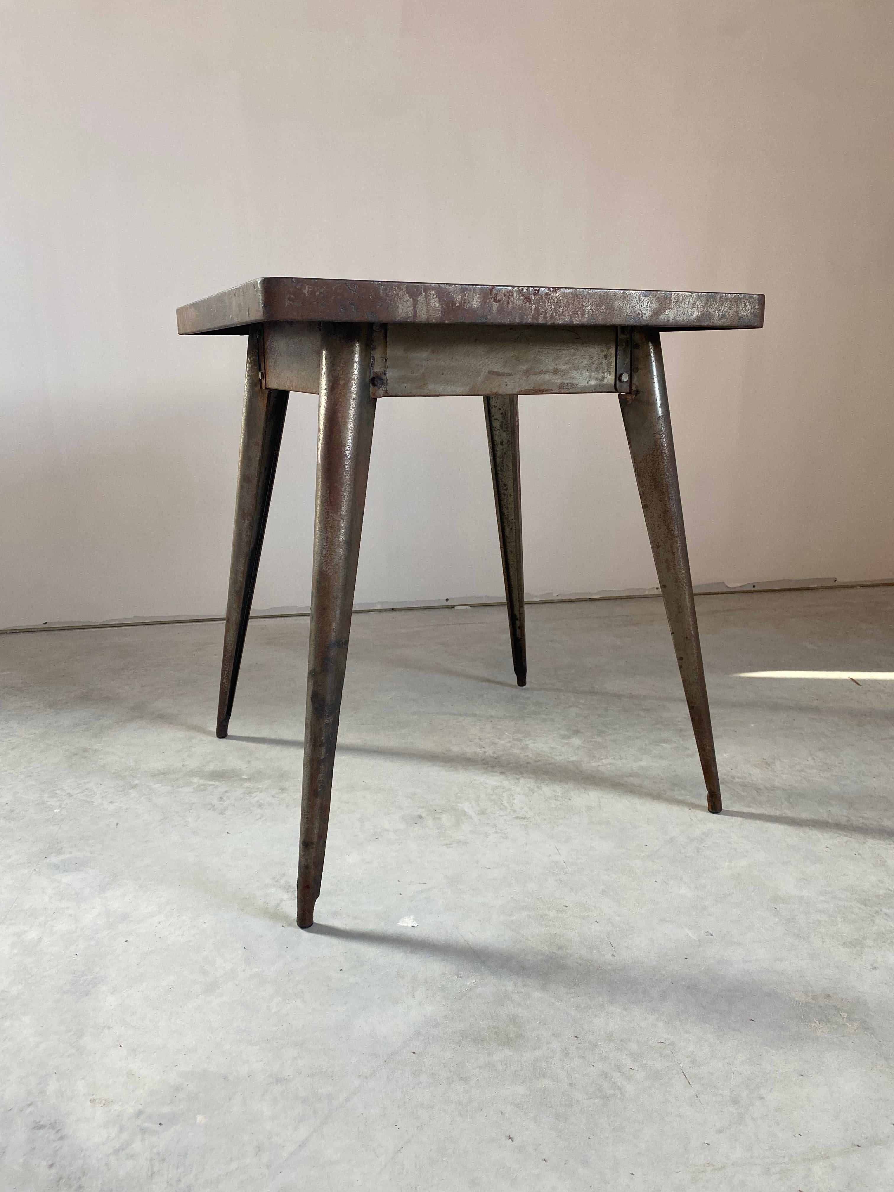 Industriale Tavolo da gioco primitivo in acciaio arrugginito in vendita