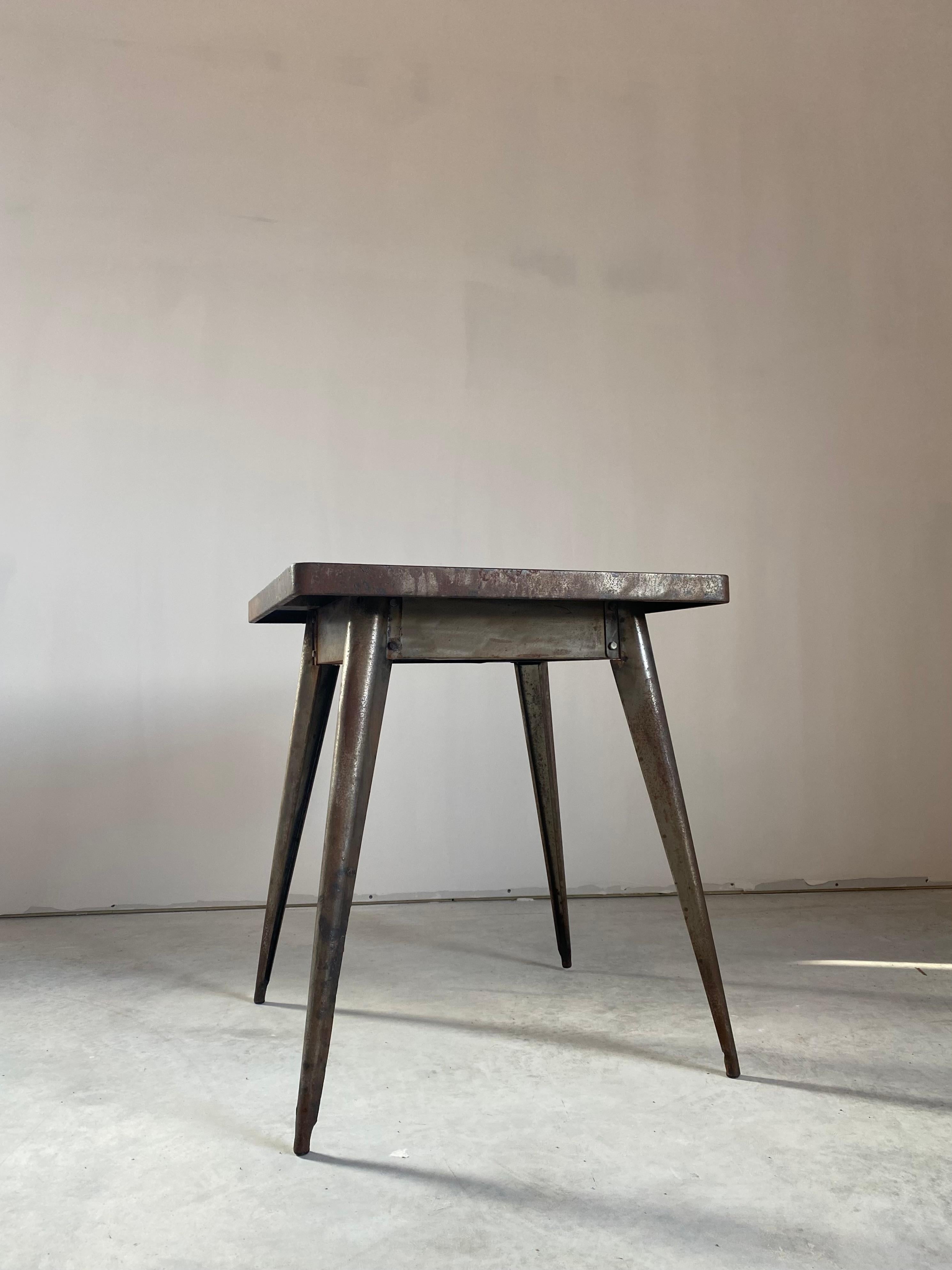 Americano Tavolo da gioco primitivo in acciaio arrugginito in vendita