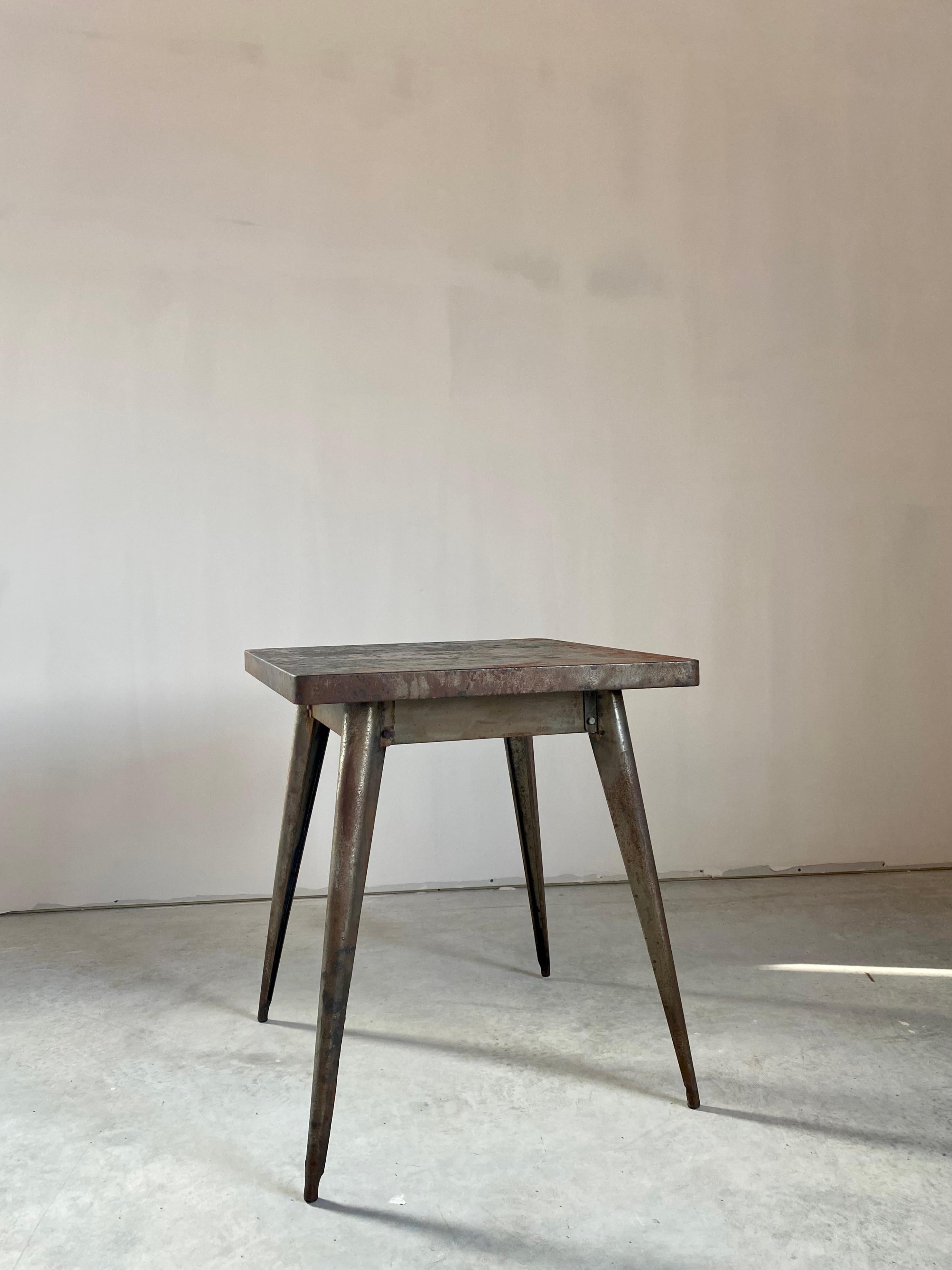 Fatto a mano Tavolo da gioco primitivo in acciaio arrugginito in vendita