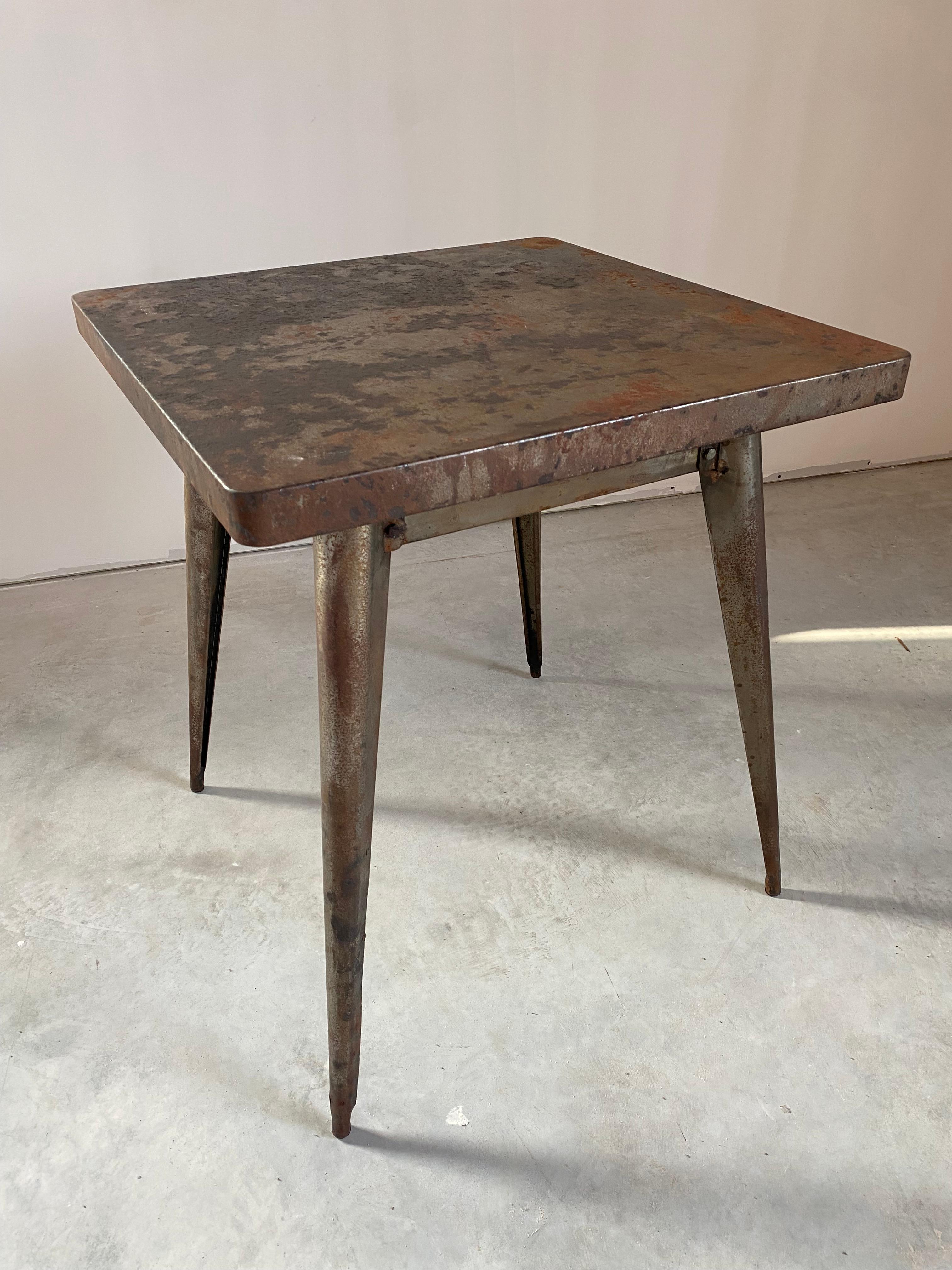 Tavolo da gioco primitivo in acciaio arrugginito In condizioni buone in vendita a Round Top, TX