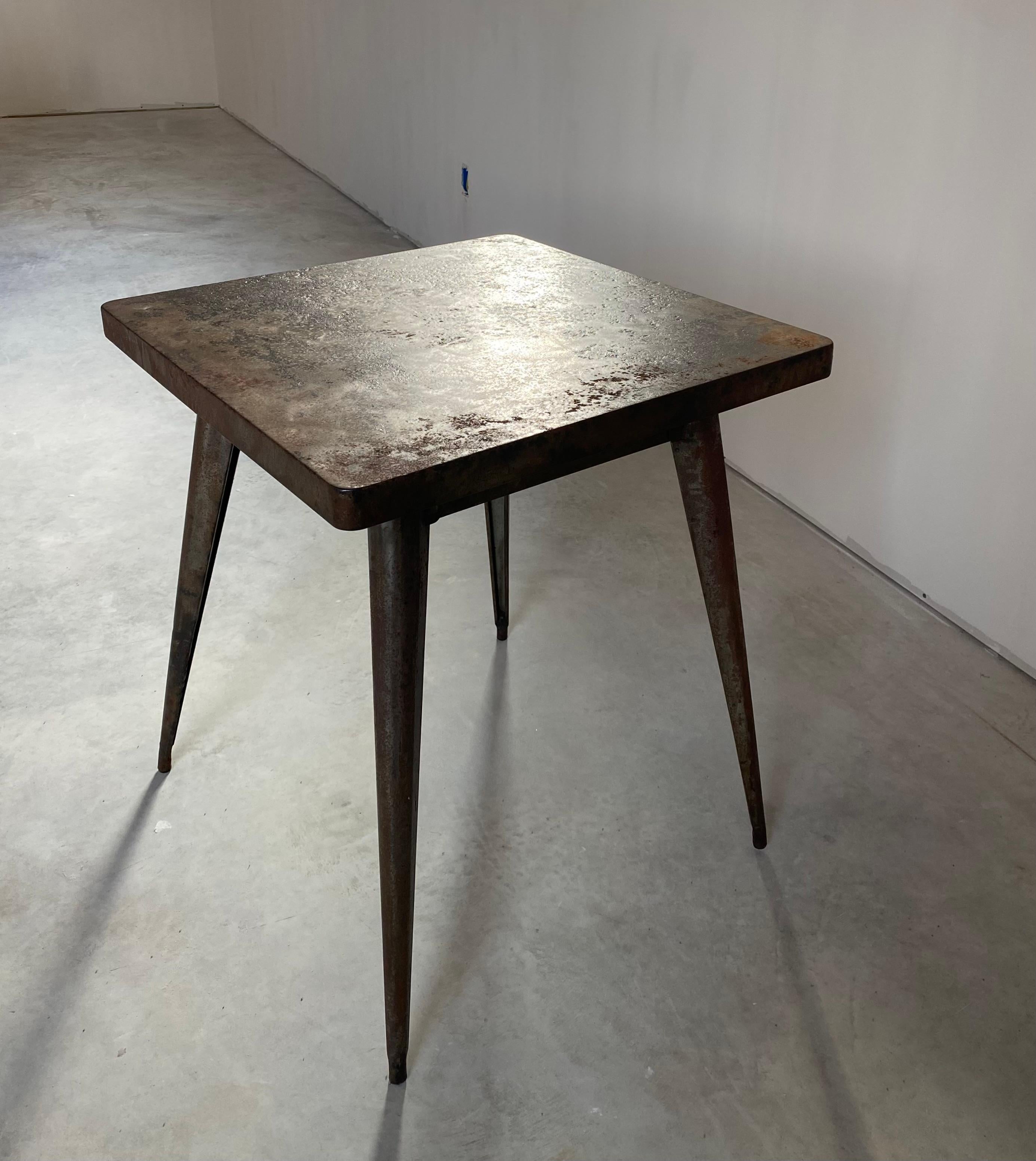 XX secolo Tavolo da gioco primitivo in acciaio arrugginito in vendita