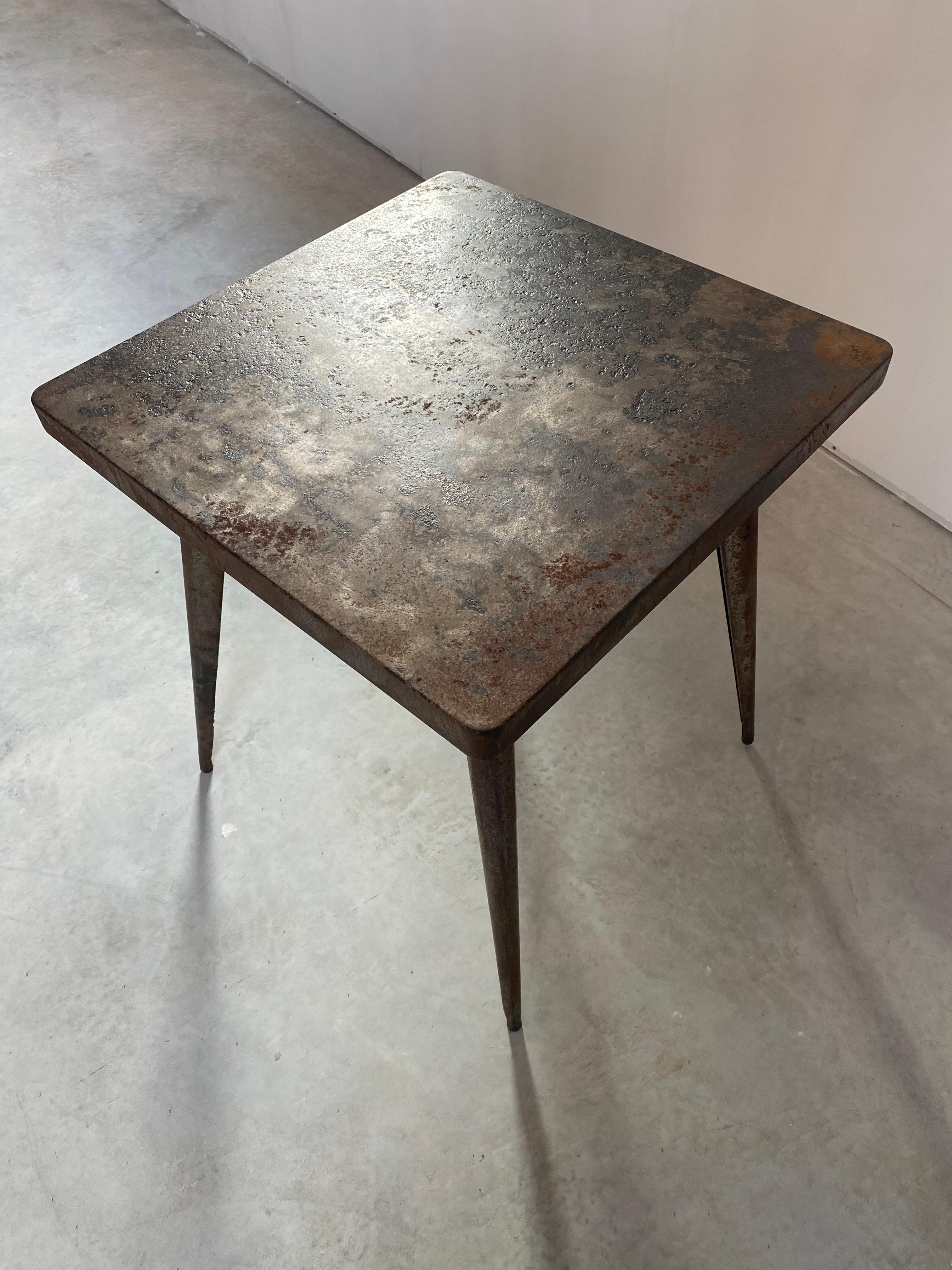 Acciaio Tavolo da gioco primitivo in acciaio arrugginito in vendita