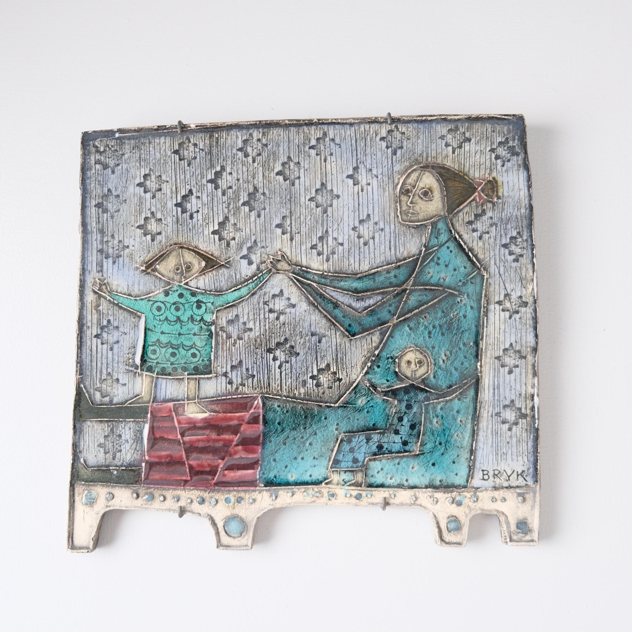 Ein beeindruckendes Wandrelief aus glasierter Keramik, entworfen von Rut Bryk und hergestellt von Arabia in den 1950er Jahren in Finnland. Ein wunderschönes Kunstwerk mit einer Mutter, die mit ihren Kindern spielt, in leuchtenden Farben. Die