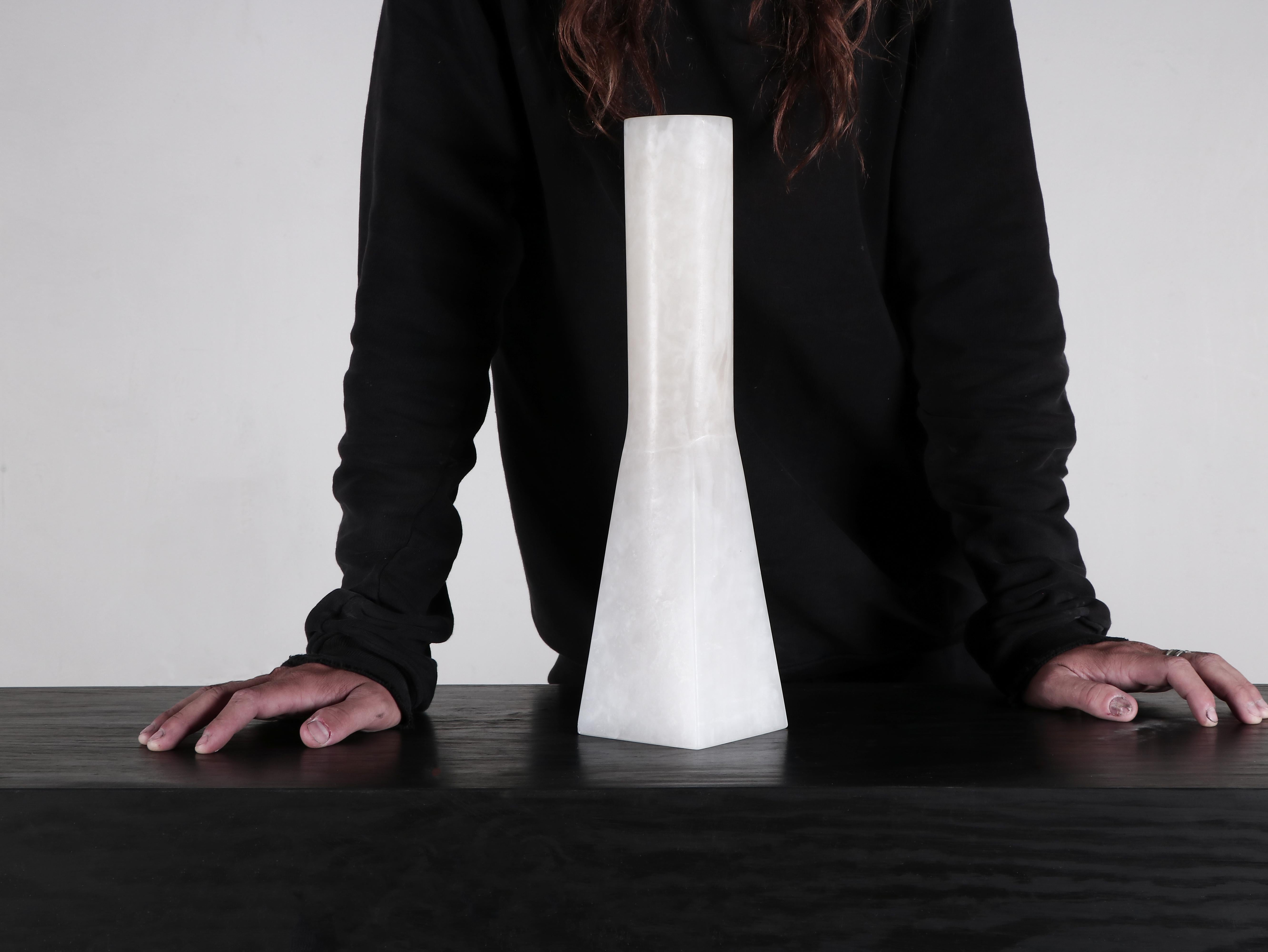 Svedese Vaso contemporaneo in onice bianco naturale, elegante e moderno, di Lucas Tyra Morten in vendita