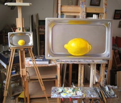 Zitrone im Metalltablett - Zeitgenössisches modernes Stillleben des 21. Jahrhunderts