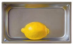 Zitrone im Metalltablett -  Zeitgenössisches modernes Stillleben des 21. Jahrhunderts