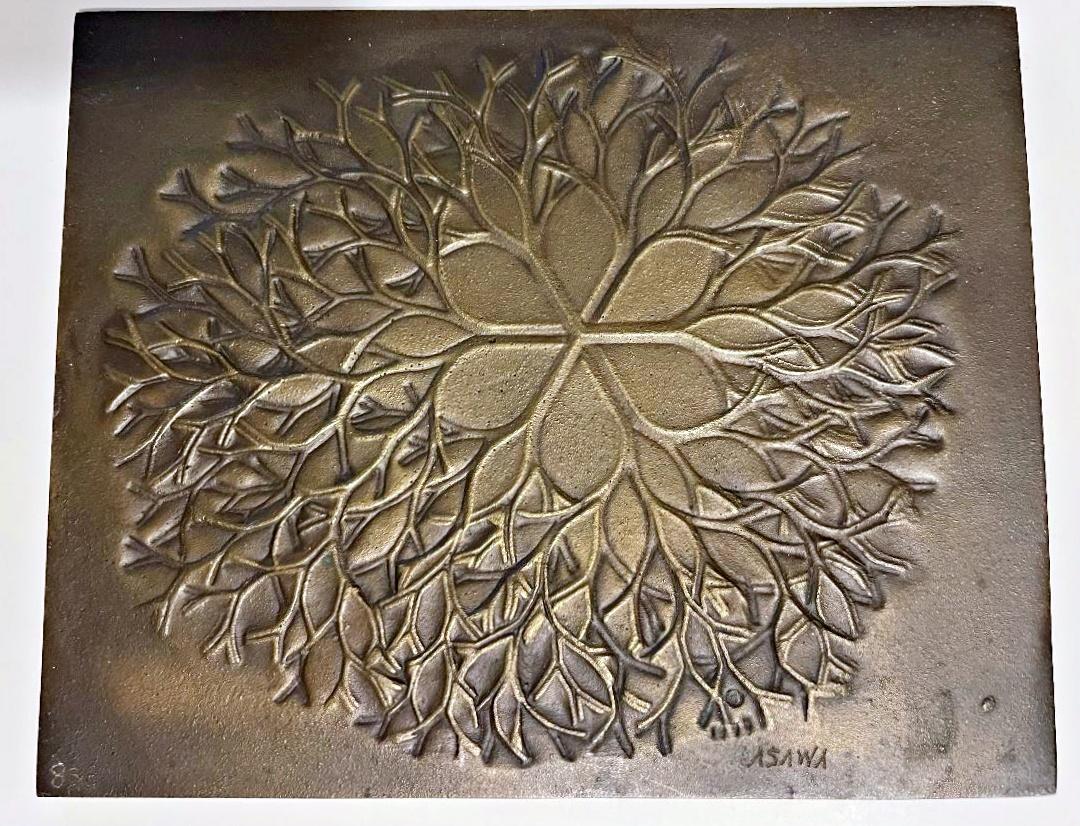 Ruth Asawa
Bronze Flower, 1979
Cast Bronze relief plaque with original presentation box
5 1/4 × 6 1/4 × 1/4 inches
Numbered from the Edition of 2500
Signed and dated 'Asawa 1979' (lower edge) incised in the bronze; numbered; stamped 