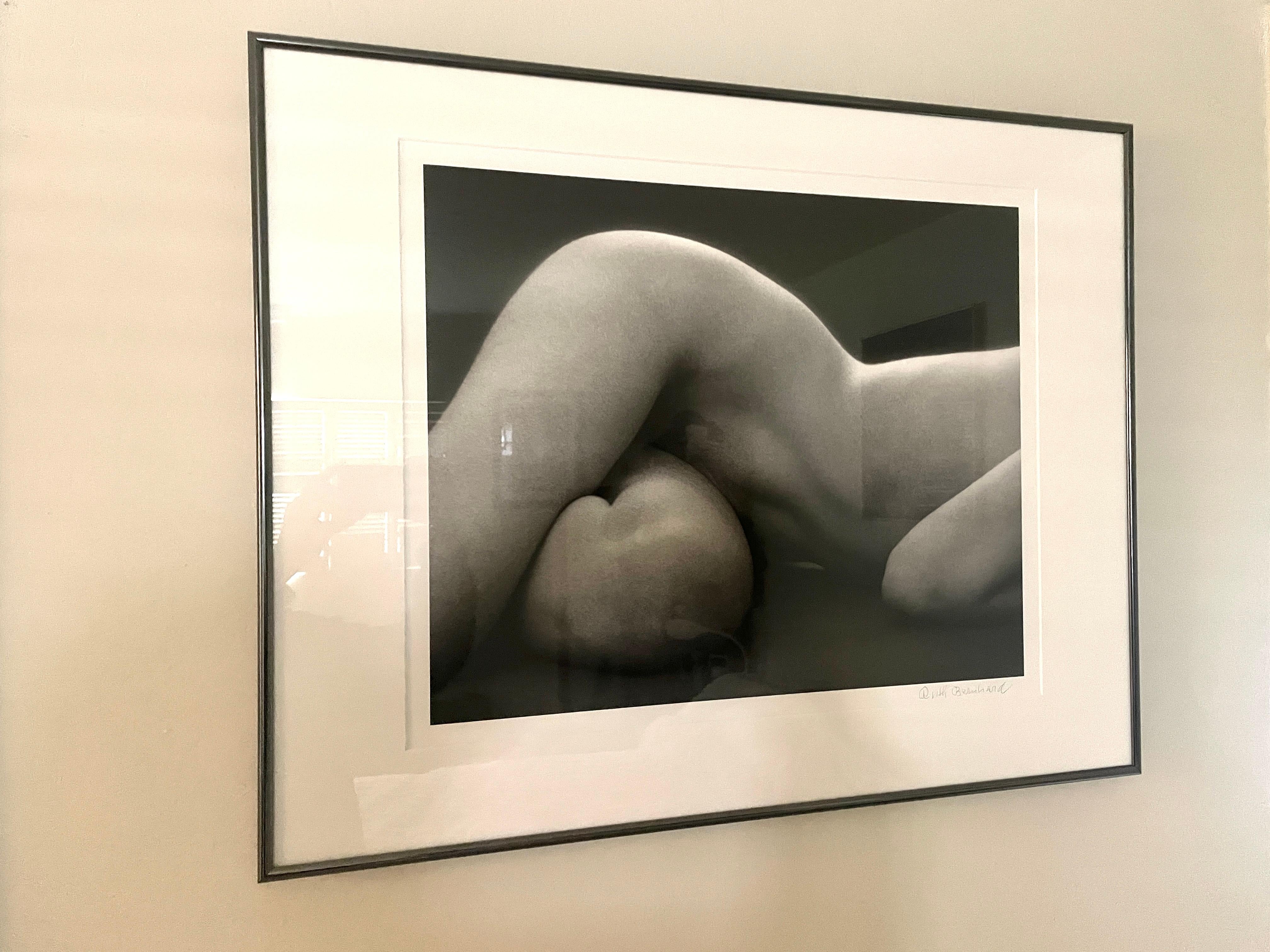 Caderas Horizontal - Black and White Photograph Negro de Ruth Bernhard