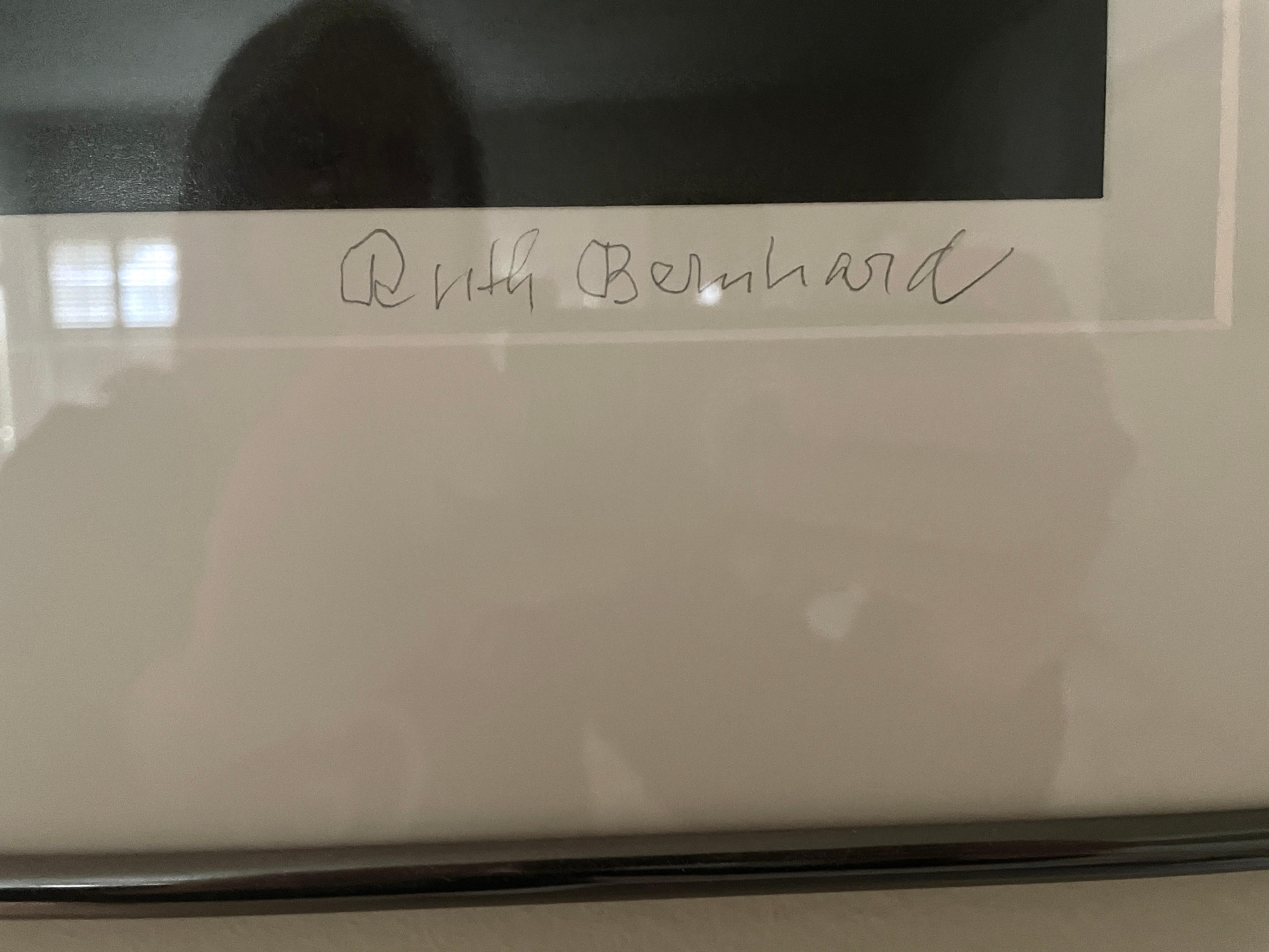 Una rara fotografía impresa a mano de gran tamaño de Michael Kenna.
Certificado de autenticidad original adquirido en una galería de Carmel.  
En perfecto estado.
Enmarcado en gris metalizado.
Firmado a lápiz en el anverso y firmado y sellado en el