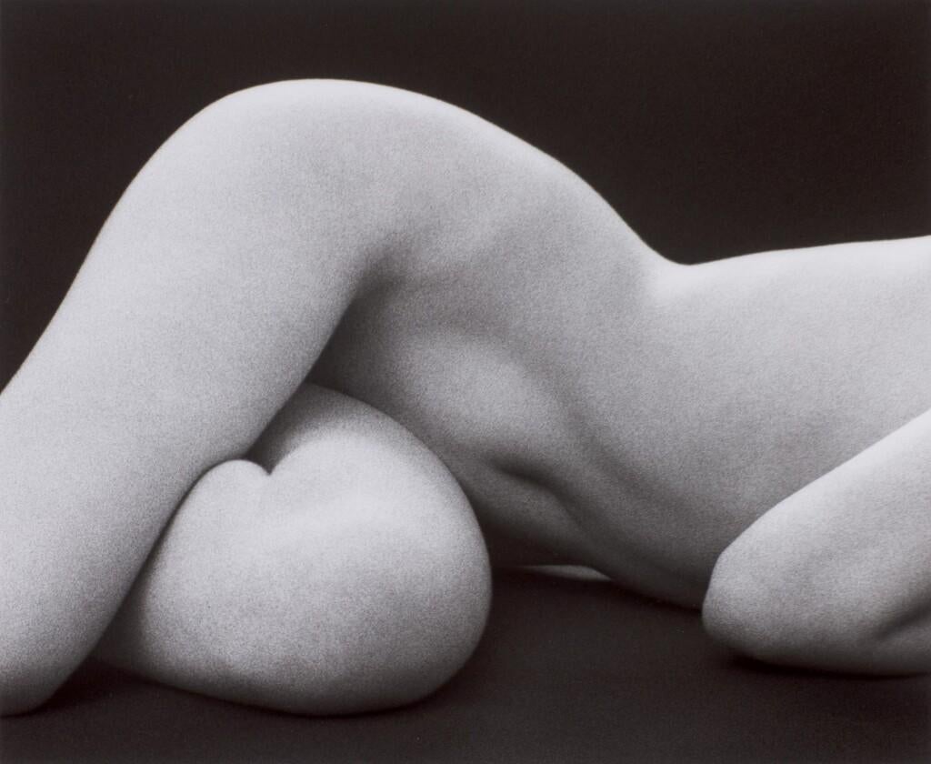 Ruth Bernhard Nude Photograph – Hips Horizontal - Seltenes signiertes weißes Design auf Rechteck