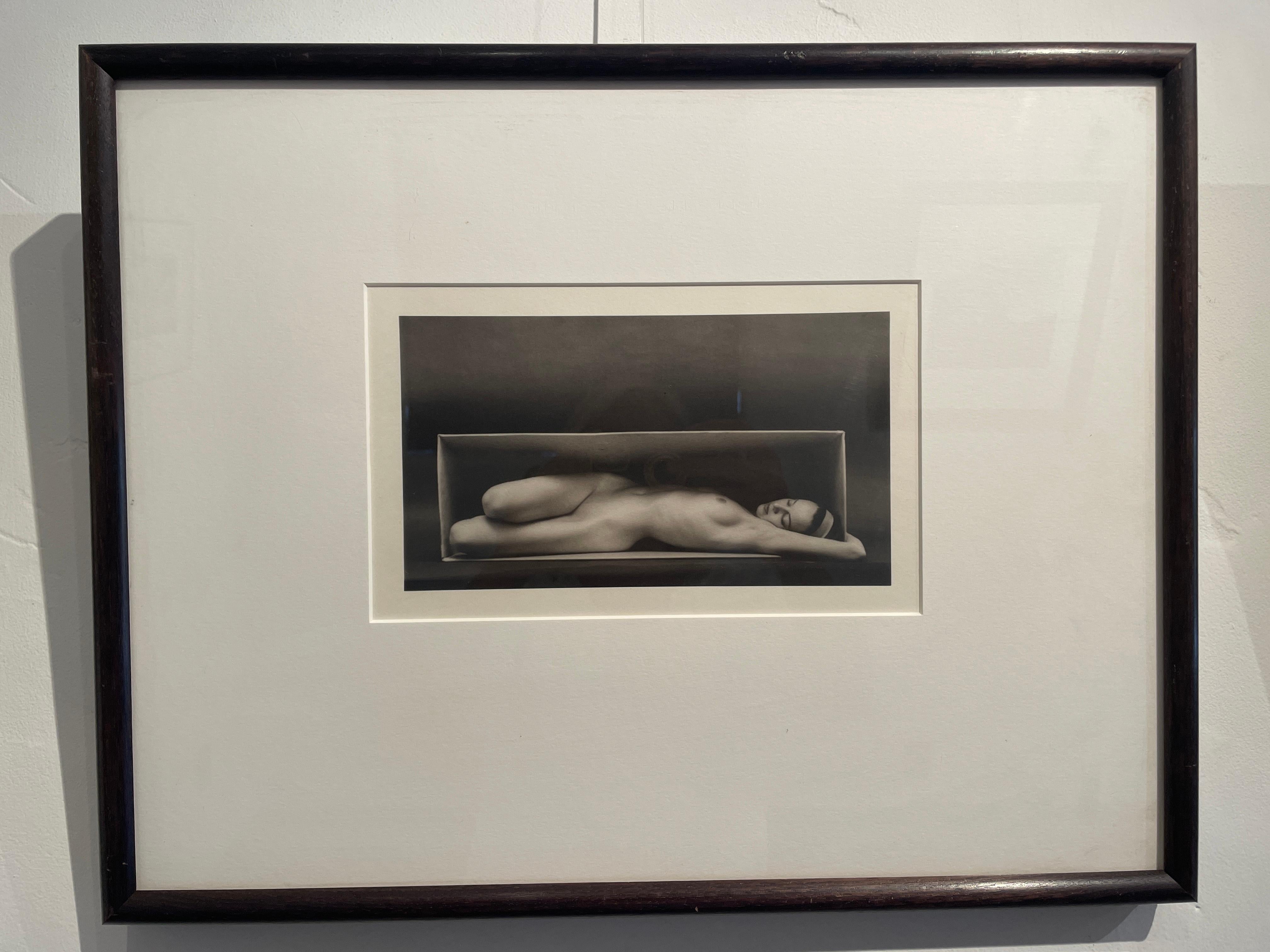 En la caja - Photograph de Ruth Bernhard