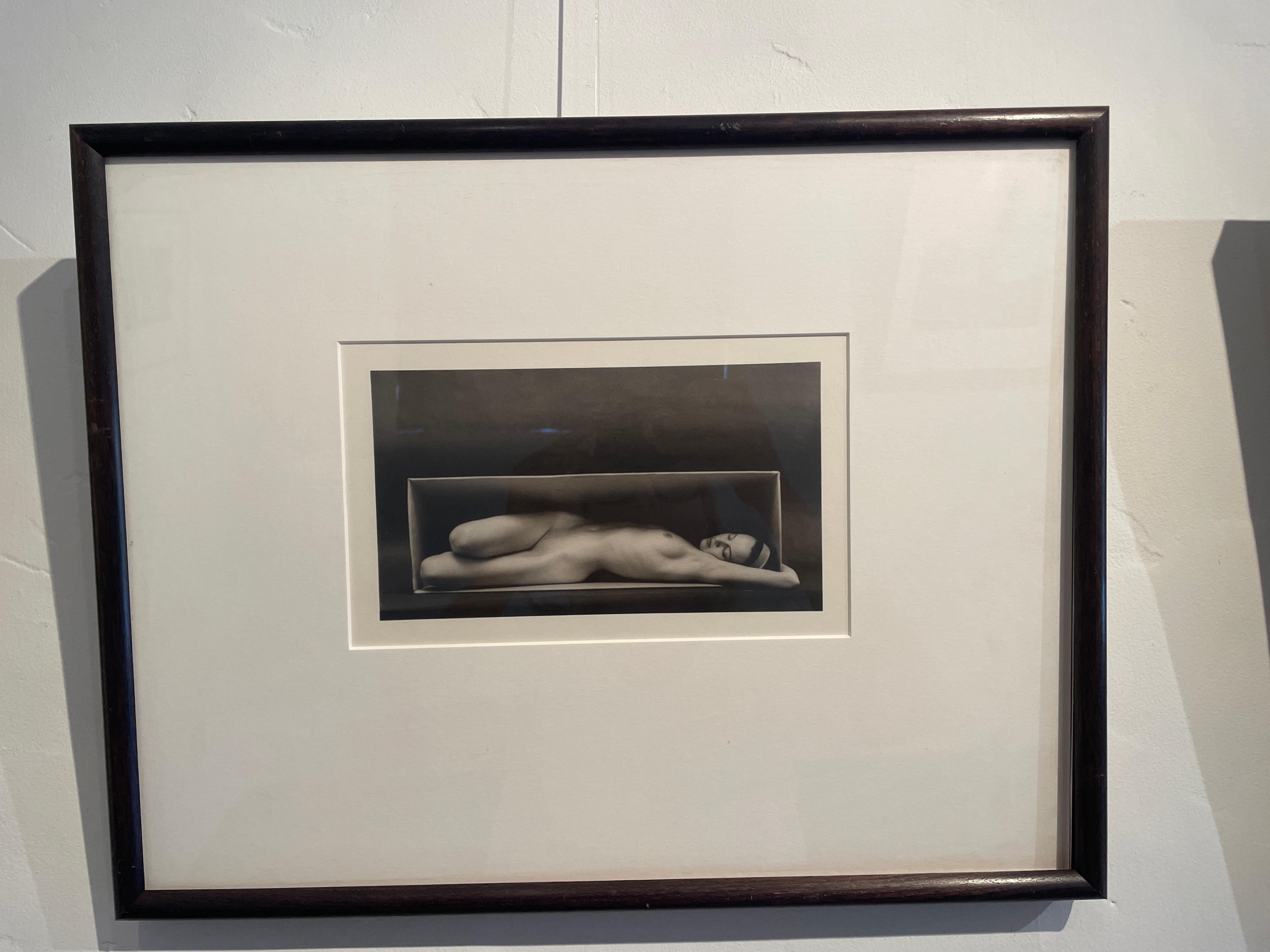 En la caja - Black and White Photograph Negro de Ruth Bernhard