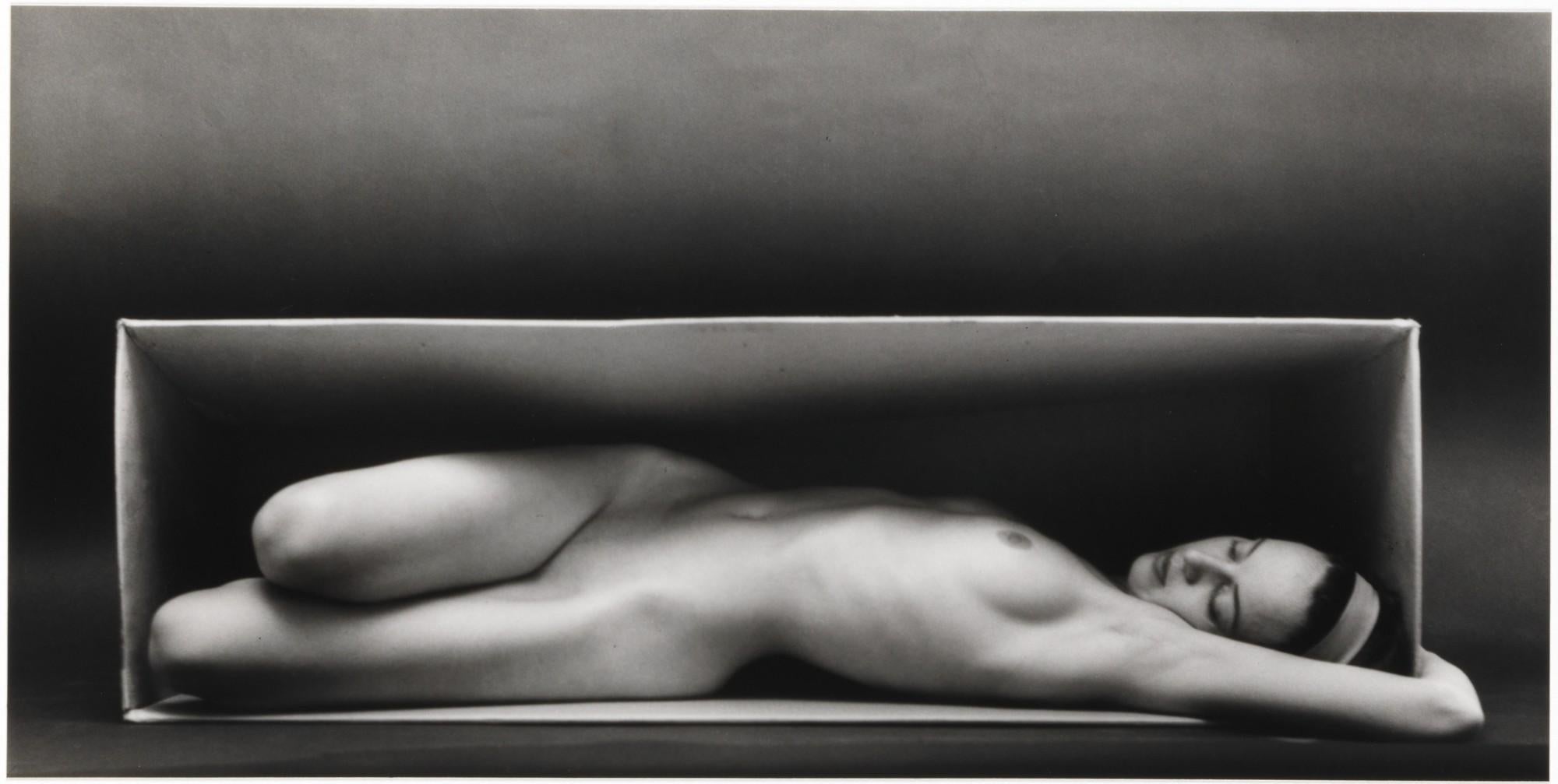 Black and White Photograph de Ruth Bernhard - En la caja