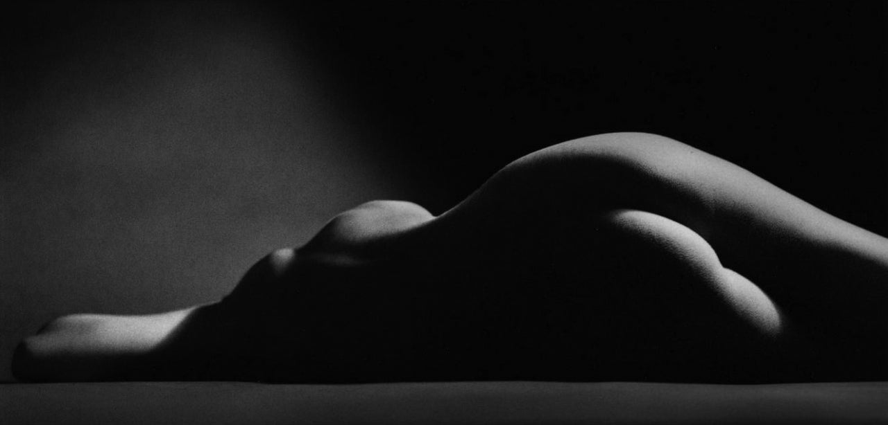 Ruth Bernhard Black and White Photograph – Sandhütte ~ Akt ~ Nude