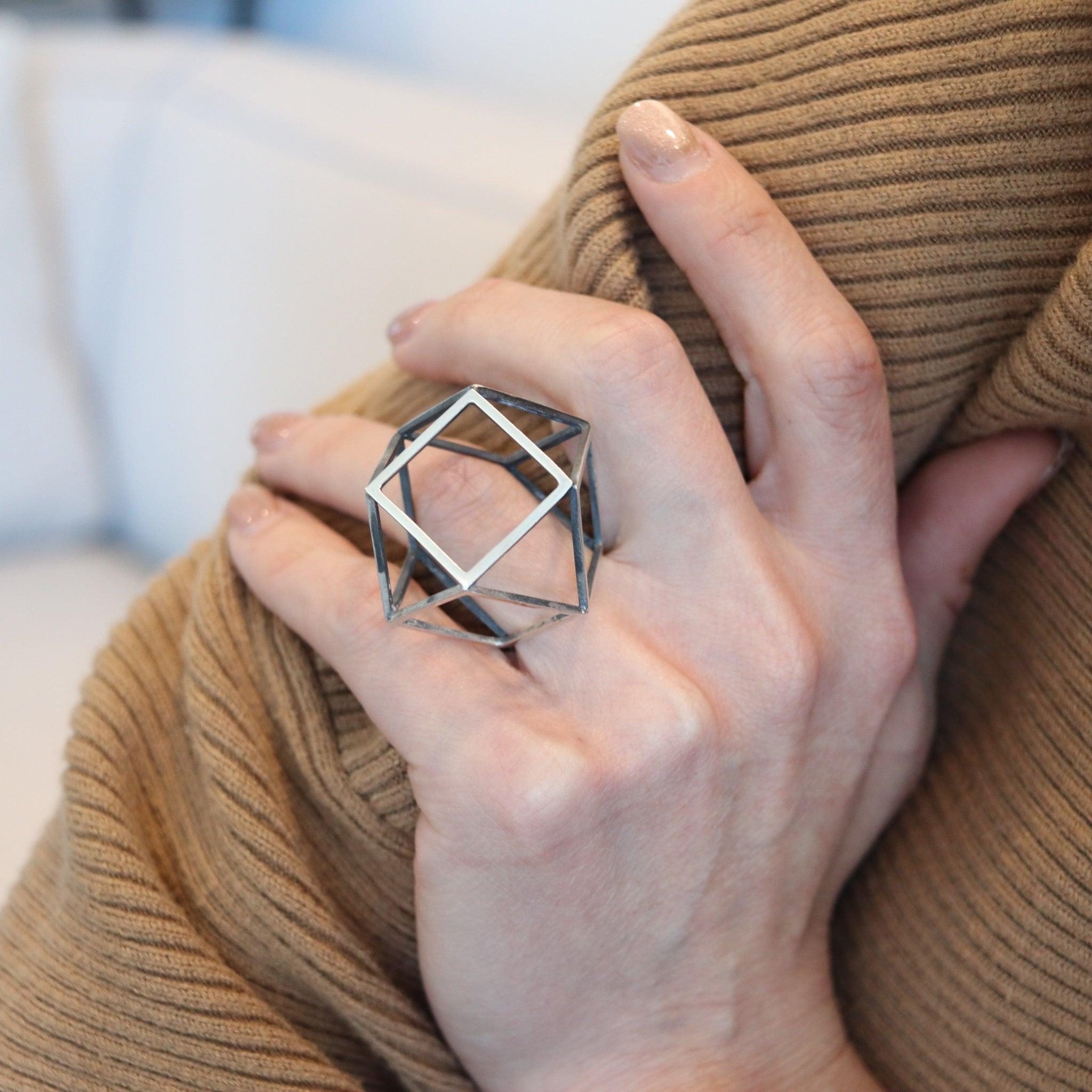 Un anello architettonico progettato da Ruth Berridge (1921-2004).

Si tratta di uno straordinario anello architettonico creato a New York dall'artista e argentiera Ruth Berridge, all'inizio del 1960. Questo anello unico e irripetibile è molto raro