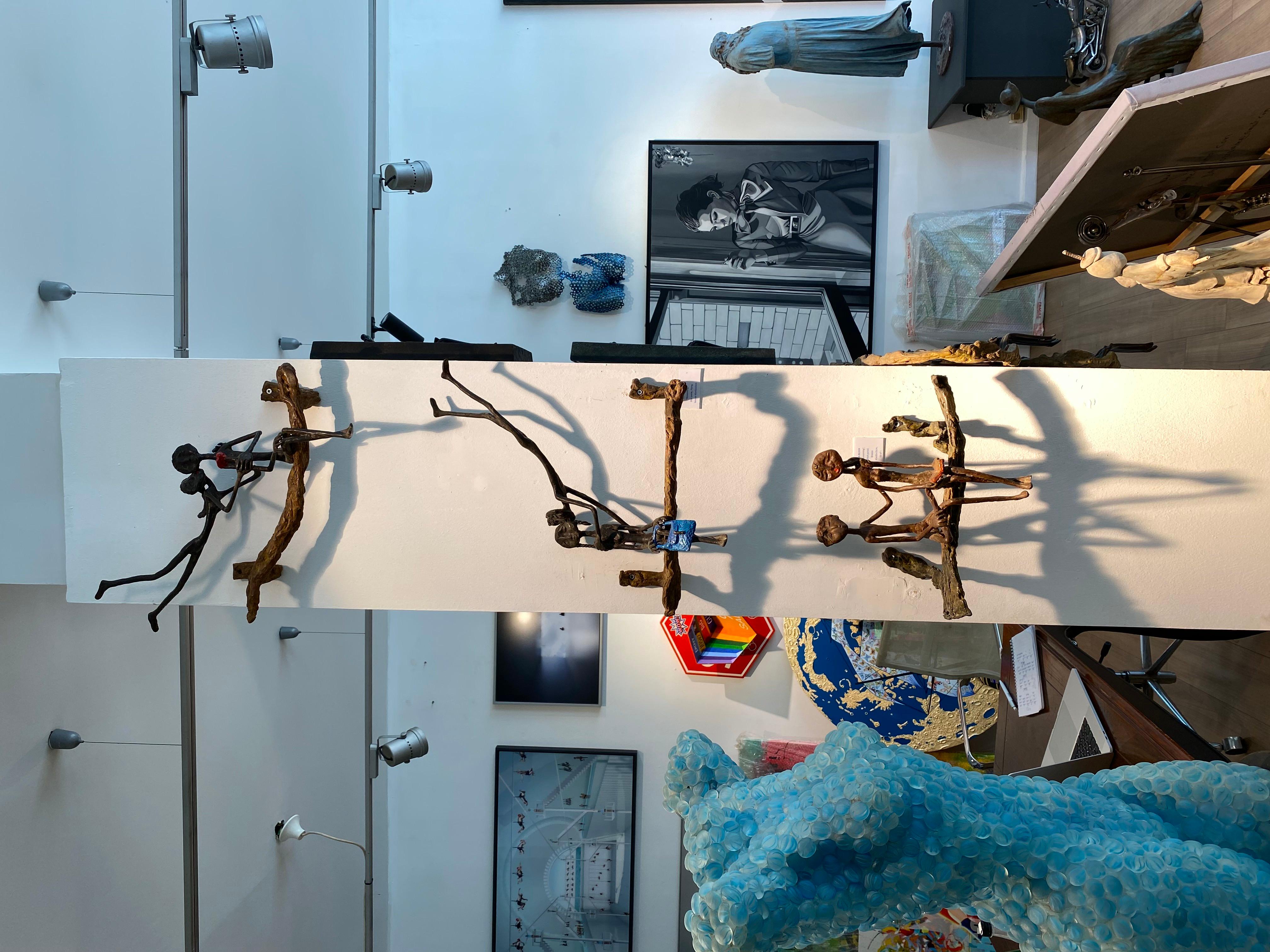 Ruth Bloch, Amor en flor, bolso azul, volando, escultura de bronce en venta 1