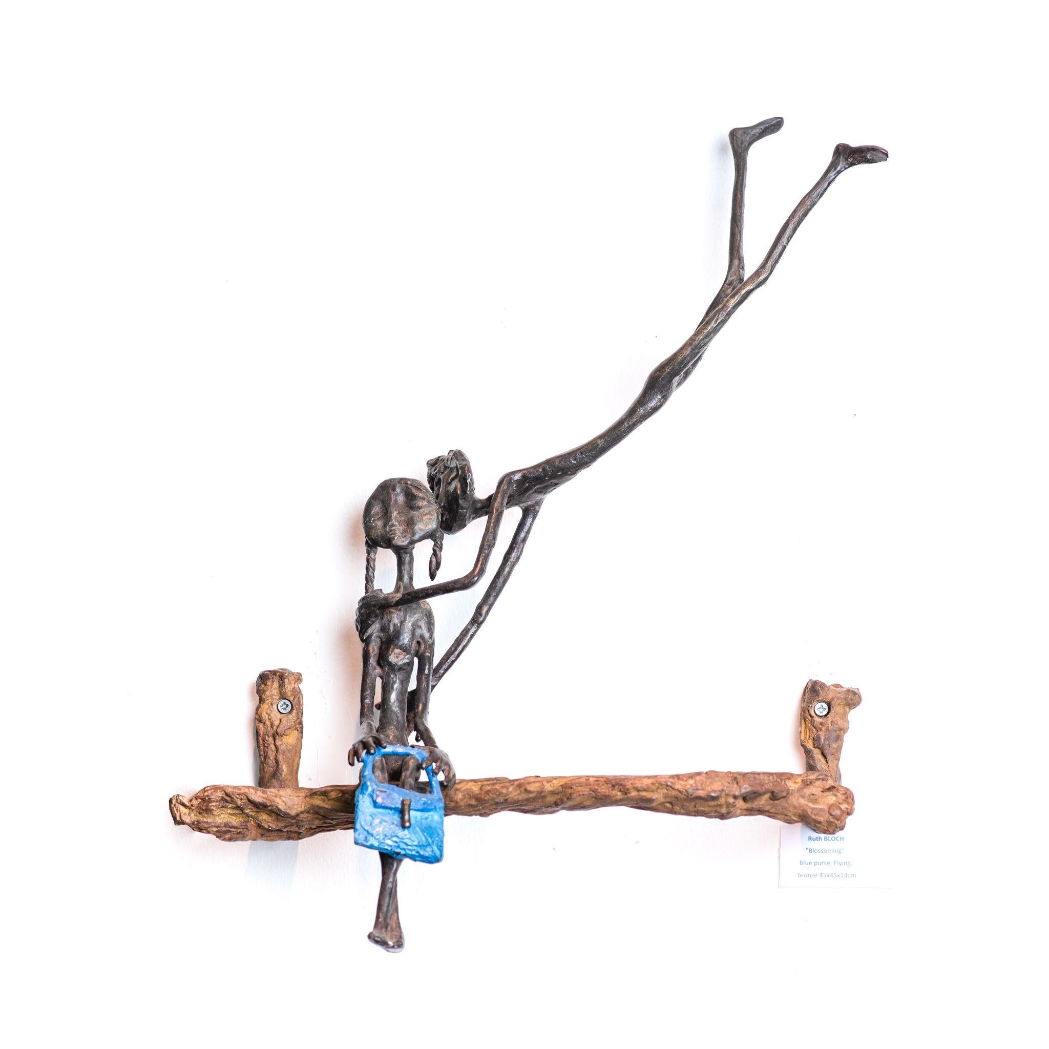 Ruth Bloch, Amor en flor, bolso azul, volando, escultura de bronce 

