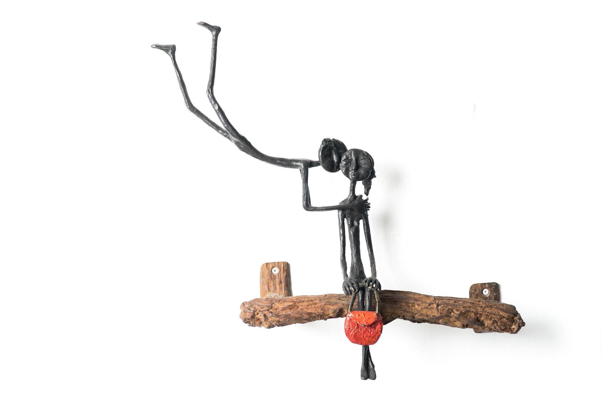 Ruth Bloch, Blossoming with a red purse, Bronzeskulptur, 2 Figuren, Engel, Kinder, farbige Bronze, handbemalte Skulptur, israelische Künstlerin, israelische Kunst