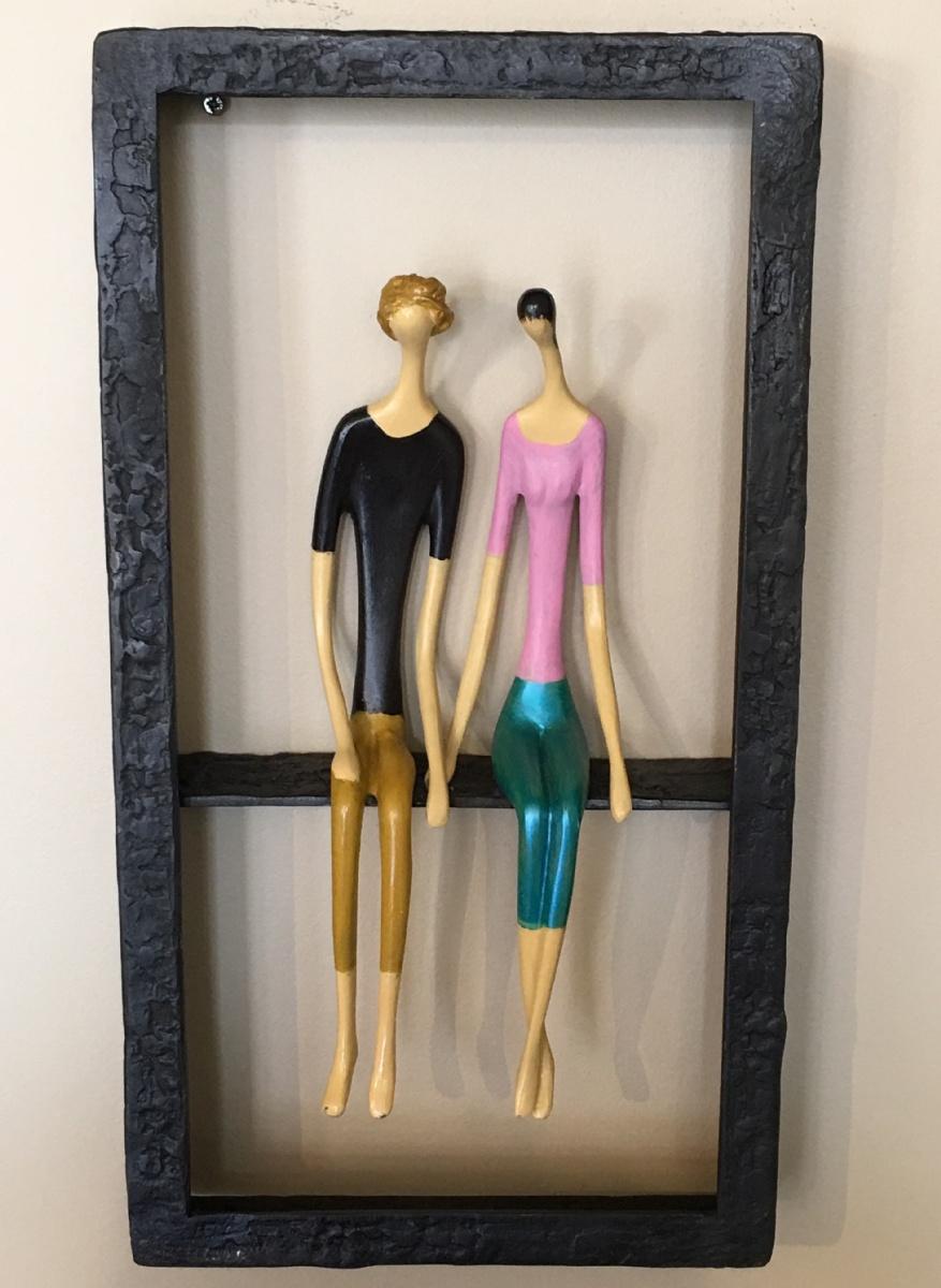 Ruth Bloch Figurative Sculpture – Smart Couple Sitting