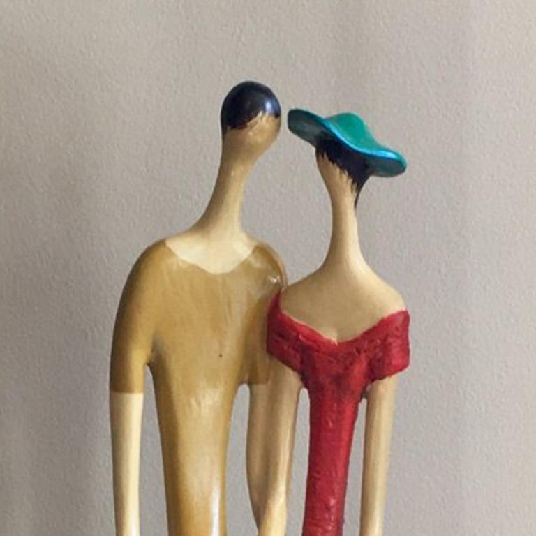 Smart Couple mit blauem Hut (Realismus), Sculpture, von Ruth Bloch
