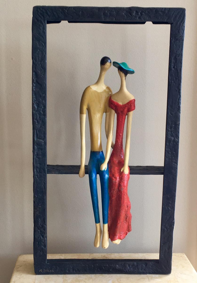 Ruth Bloch Figurative Sculpture – Smart Couple mit blauem Hut