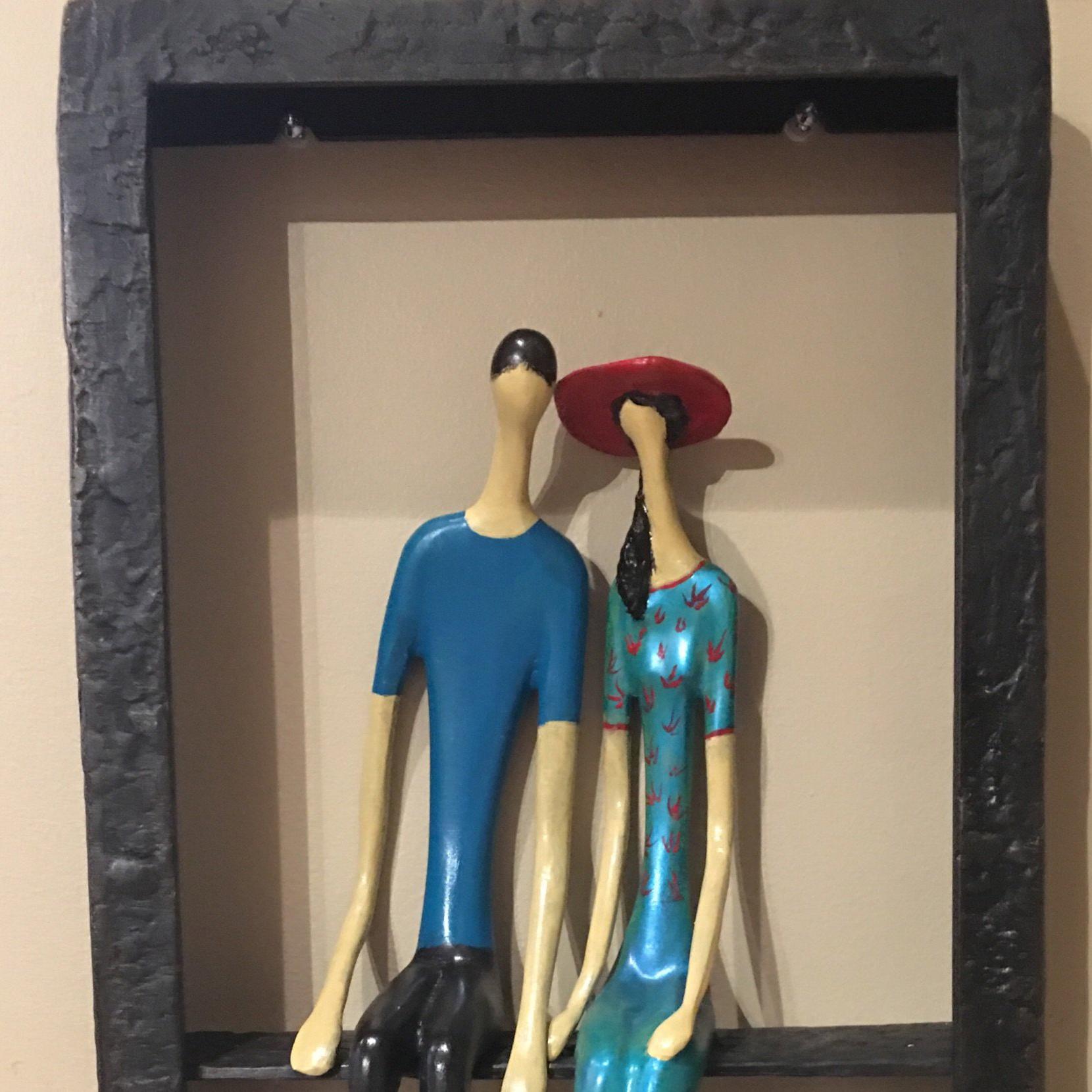 Smart Couple mit rotem Hut (Realismus), Sculpture, von Ruth Bloch