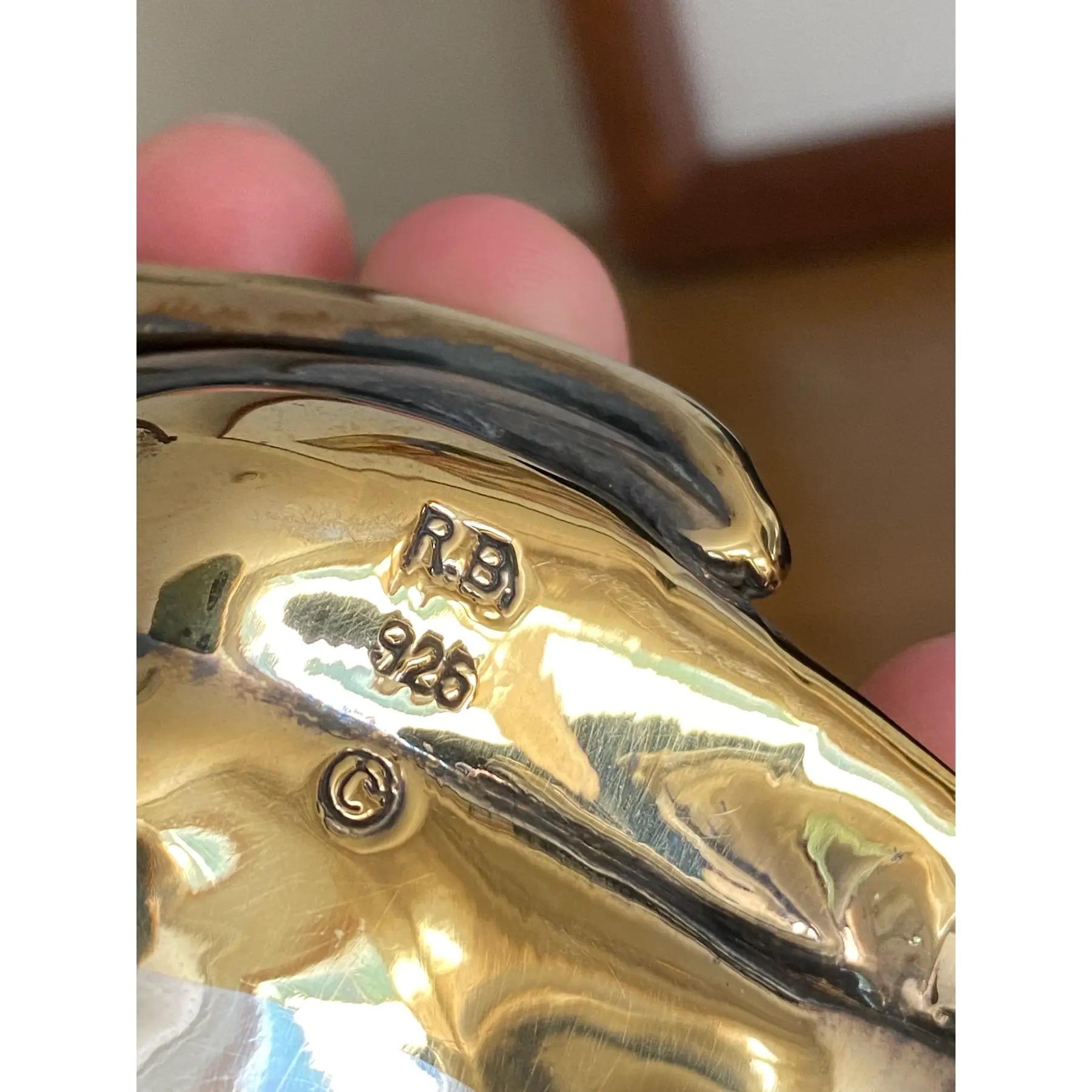 Una coppia di figure in argento sterling su un blocco da esposizione della nota artista Ruth Bloch.

Timbrato R.B. e 925, include un basamento in legno dipinto di nero. Ruth Bloch è nata in Israel nel 1951 da genitori artisti. Suo padre era un
