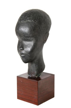 Afrikanische Frau, moderne gegossene Gipsskulptur mit schwarzer Patina von Ruth Gutman