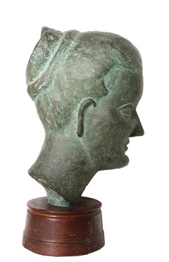 Frau mit Brötchen, moderne Bronzeskulptur mit eingeschriebenen Initialen von Ruth Gutman