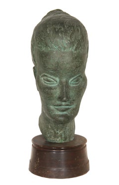 Frau mit Brötchen, moderne Bronzeskulptur mit eingeschriebenen Initialen von Ruth Gutman