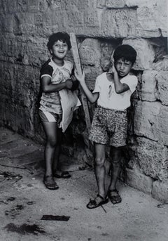 2 photos en noir et blanc d'enfants arabes, années 1970, par Ruth Harris
