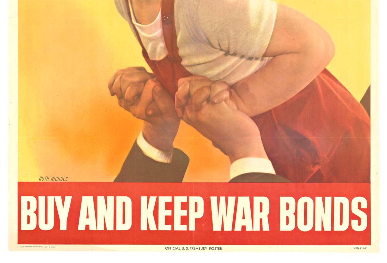 Originalplakat aus dem Zweiten Weltkrieg:  Schützen Sie seine Fugtures kaufen und behalten Sie Kriegsanleihen
Das Farbplakat zeigt einen jungen, lächelnden Jungen, der sich an den Händen eines Mannes festhält und in die Luft gehoben wird. Der Junge