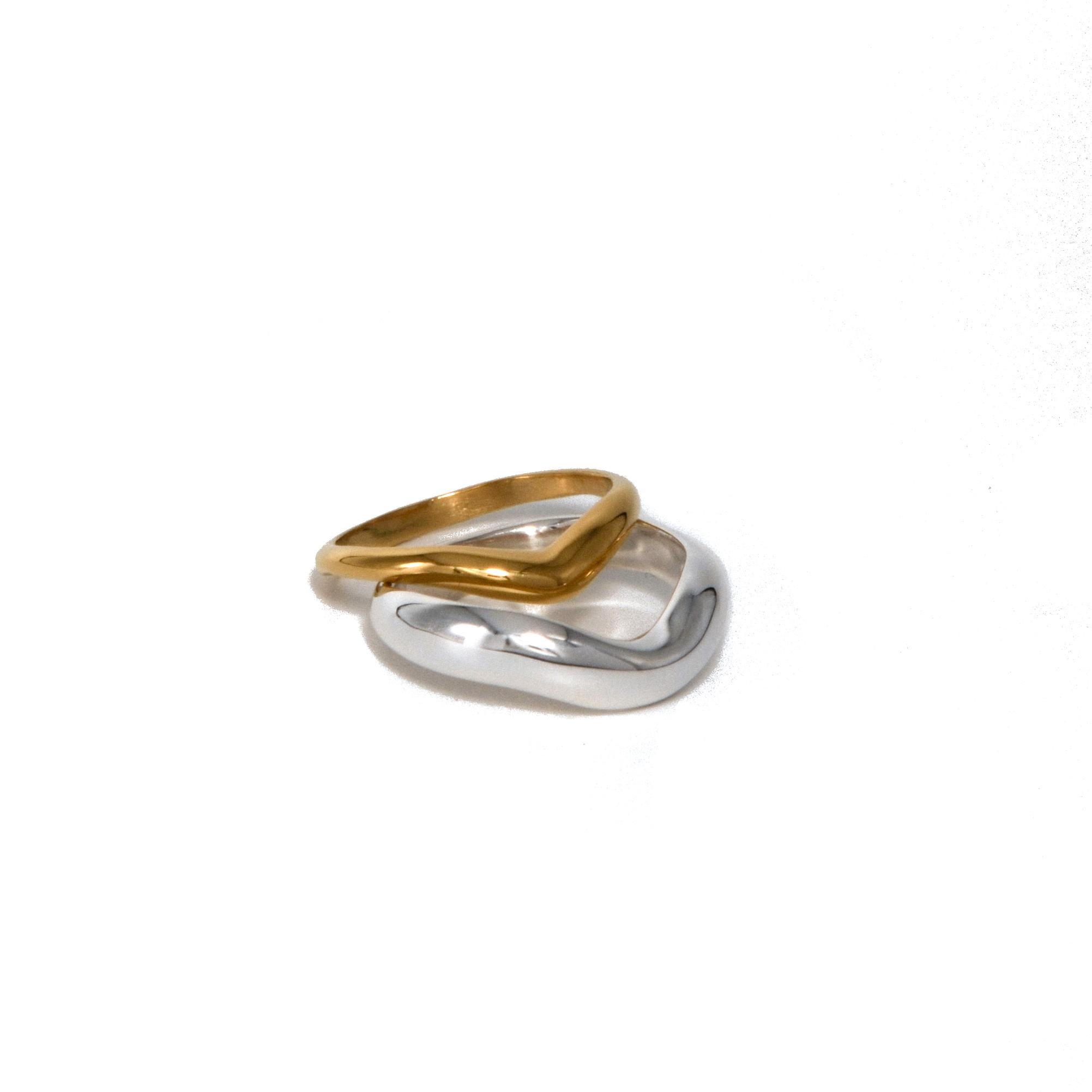 Im Angebot: Ruth Nyc Ripple Ring-Set, zweifarbiger Ring aus 14 Karat Gelb- und Weißgold () 2