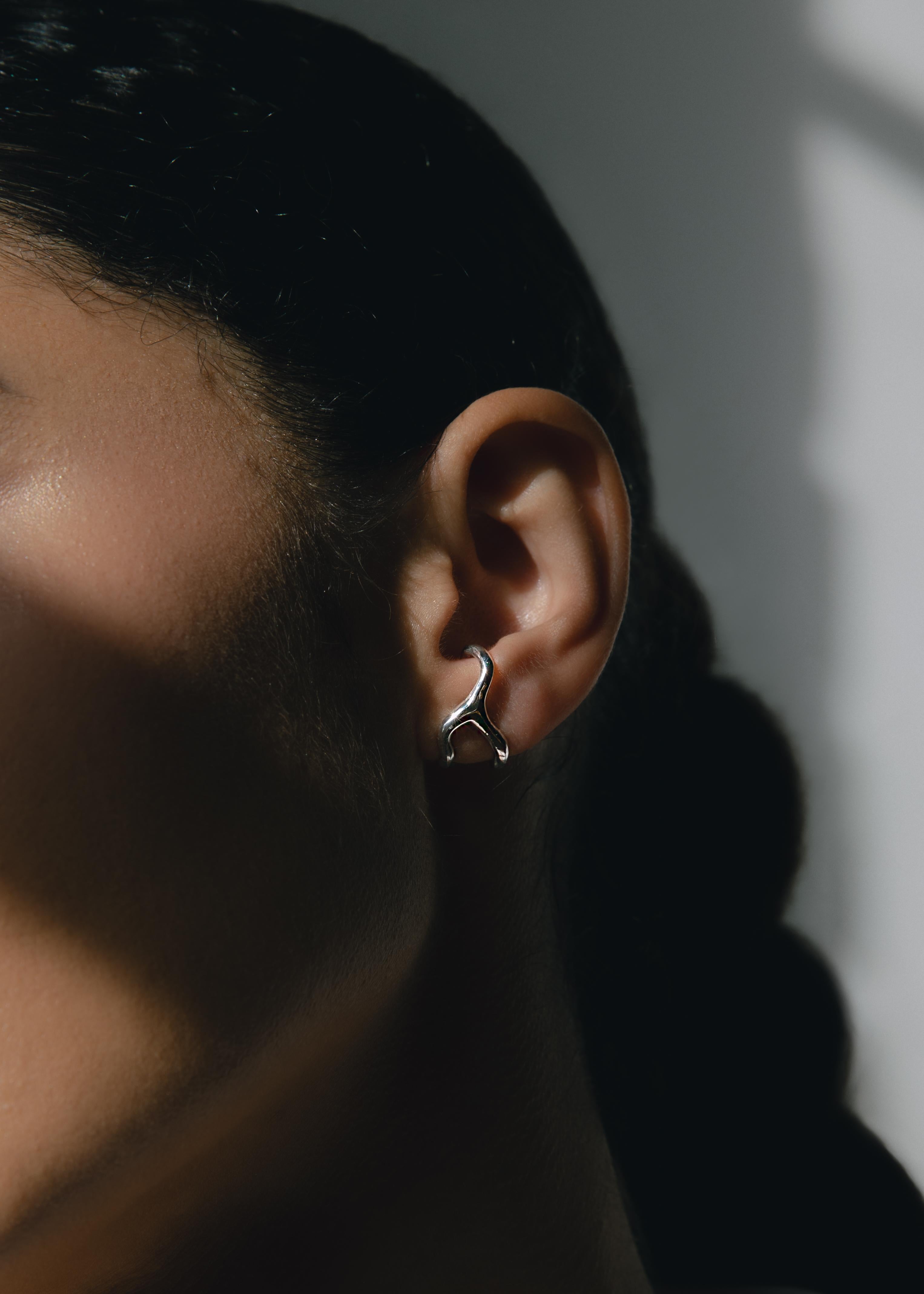 A hybrid between an ear cuff and an earring, the Zephyr is designed to gently wrap around the ear with the added security of a post and push back closure. 

-14k yellow gold
-post and pushback closure, this piece requires a pierced ear. 
-sold as a