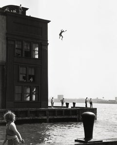 Garçon sautant dans le fleuve Hudson:: NYC