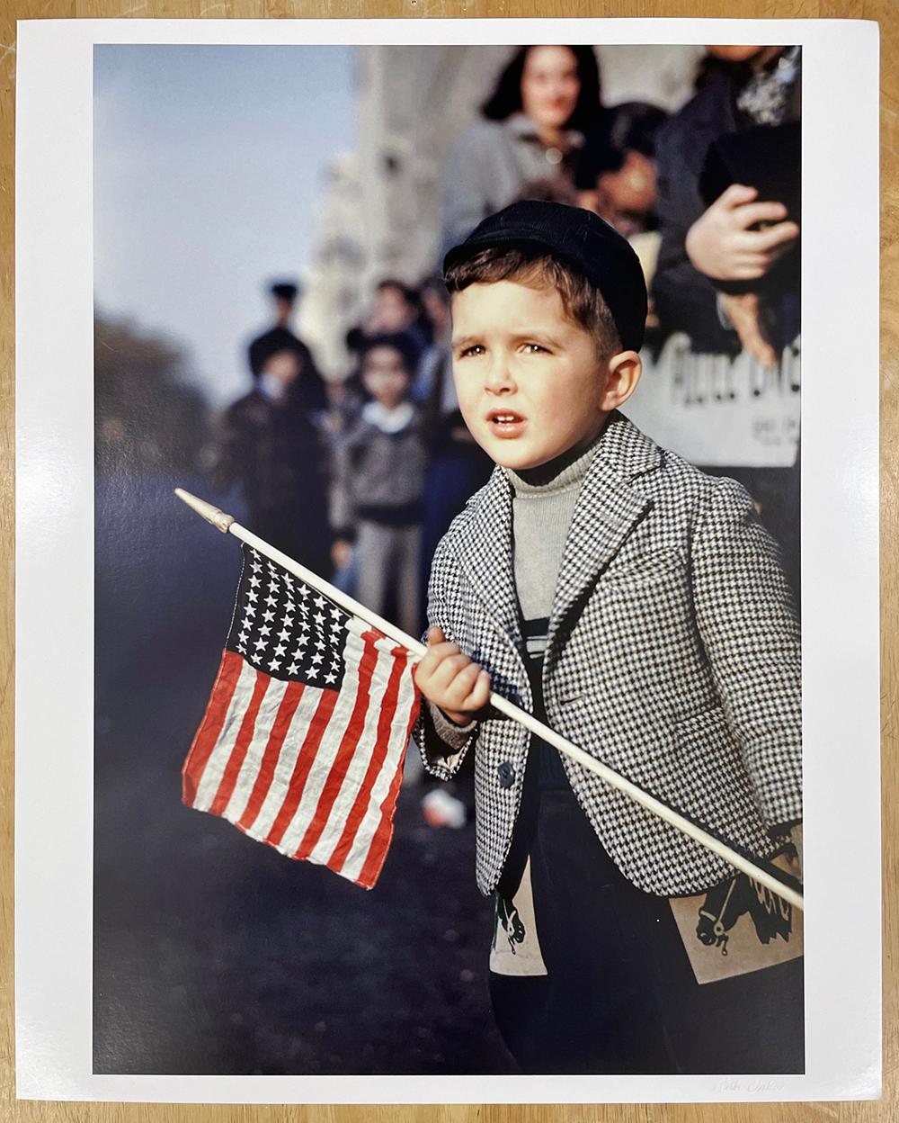 Boy mit einer Flagge bei der Parade, New York City – Photograph von Ruth Orkin