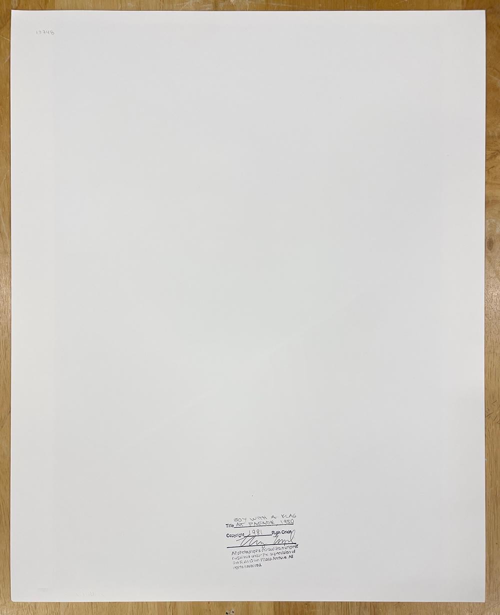 Offene Ausgabe
Blindstempel am Druckrand.
Signiert von Estate, betitelt, datiert und Copyright-Datum in Bleistift auf Künstlerstempel.
Papierformat: 20 x 16 Zoll, Bildformat: 19 x 13 Zoll.

Ruth Orkin (1921 - 1985) war eine amerikanische