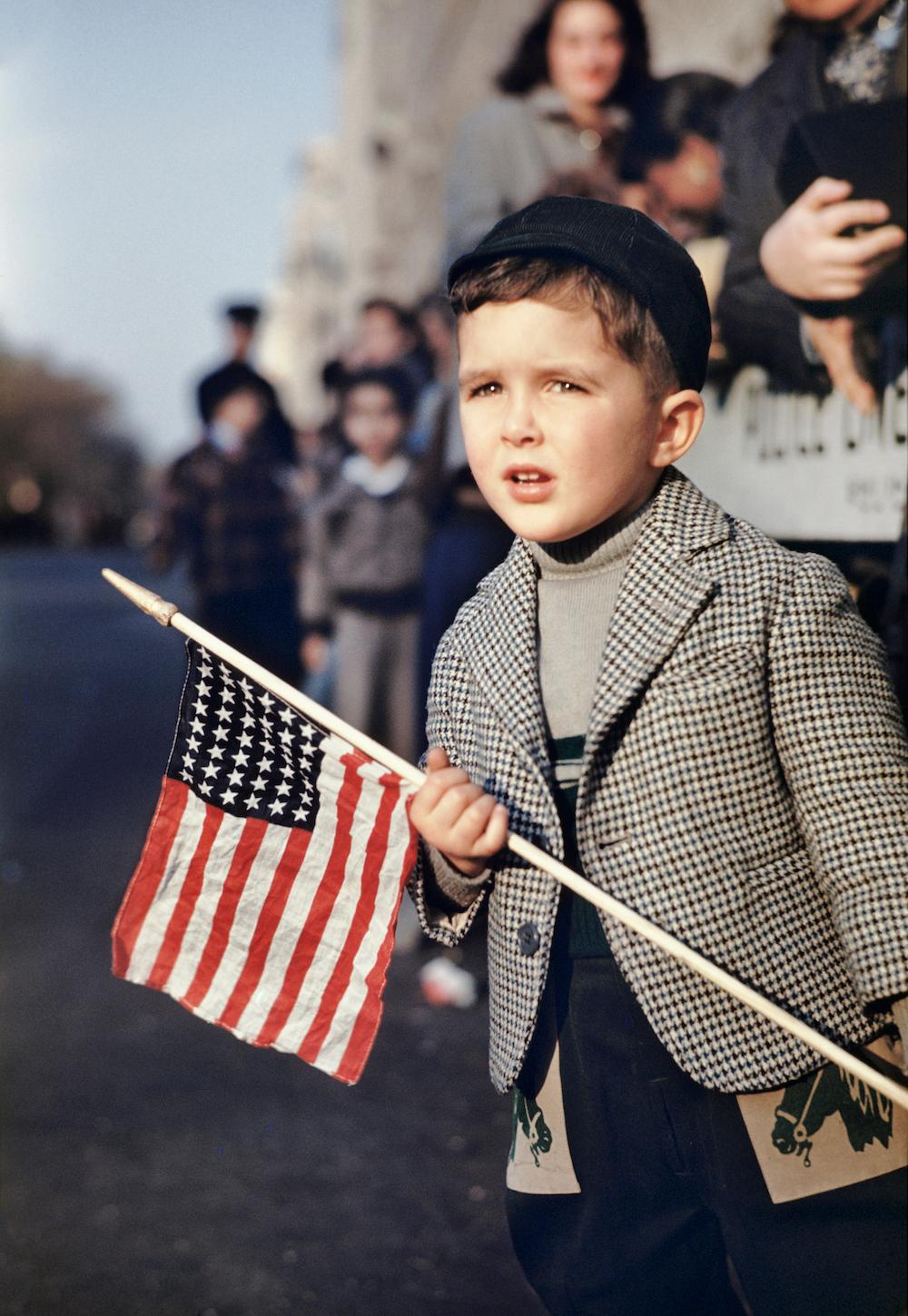 Boy with a Flag at Parade (Jeune garçon avec un drapeau à la parade), New York City