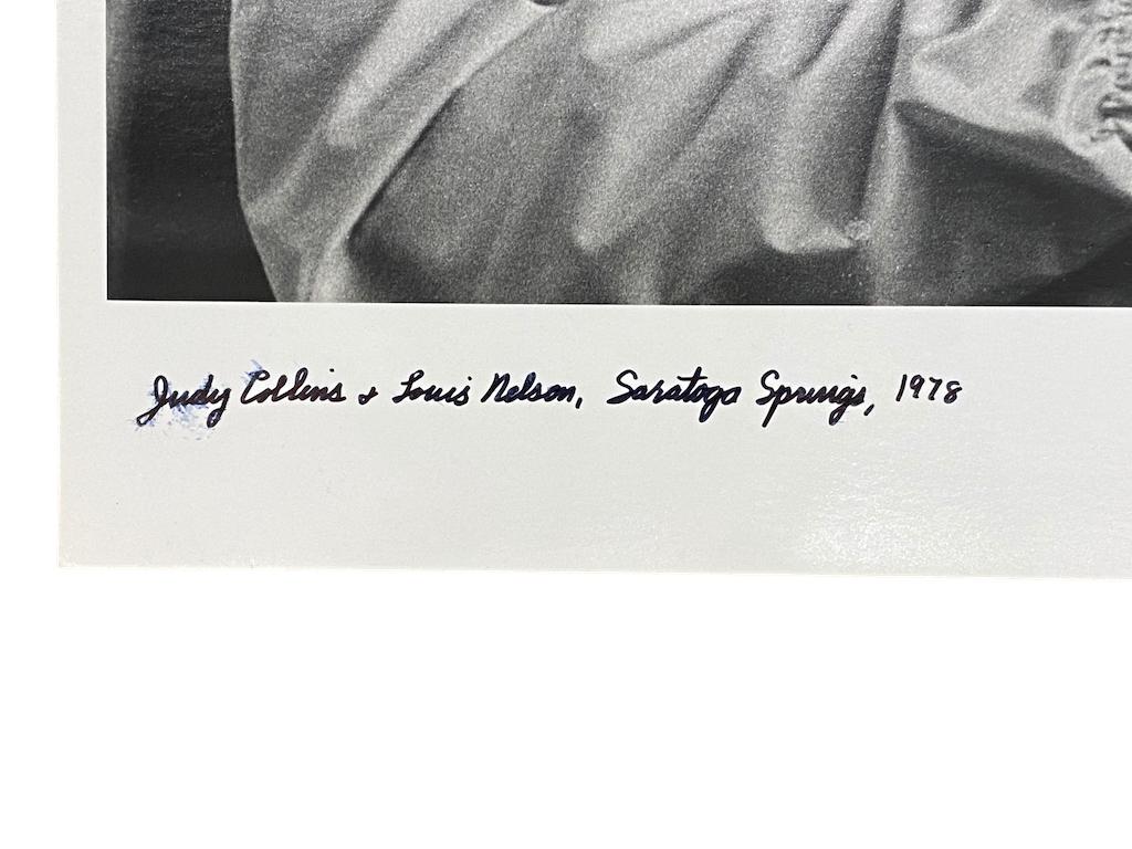 Judy Collins y Louis Nelson, Saratoga Springs - Photograph Moderno de Ruth Orkin