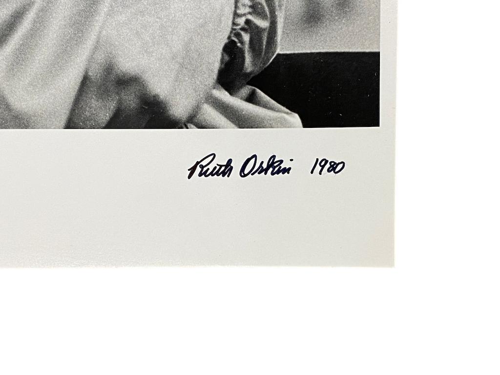 Judy Collins und Louis Nelson, Saratoga Springs (Grau), Black and White Photograph, von Ruth Orkin
