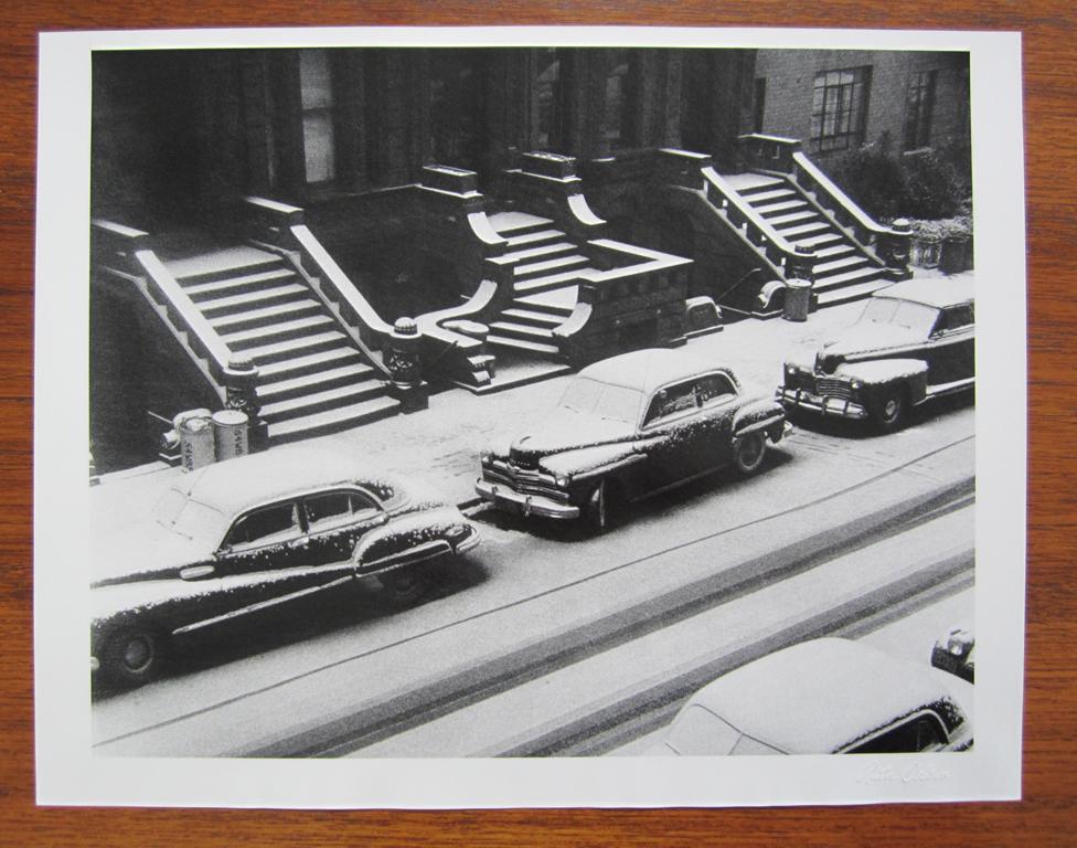 White Stoops, West 88th Street, NYC - New York City, Scène de ville, Neige, Hiver - Photograph de Ruth Orkin