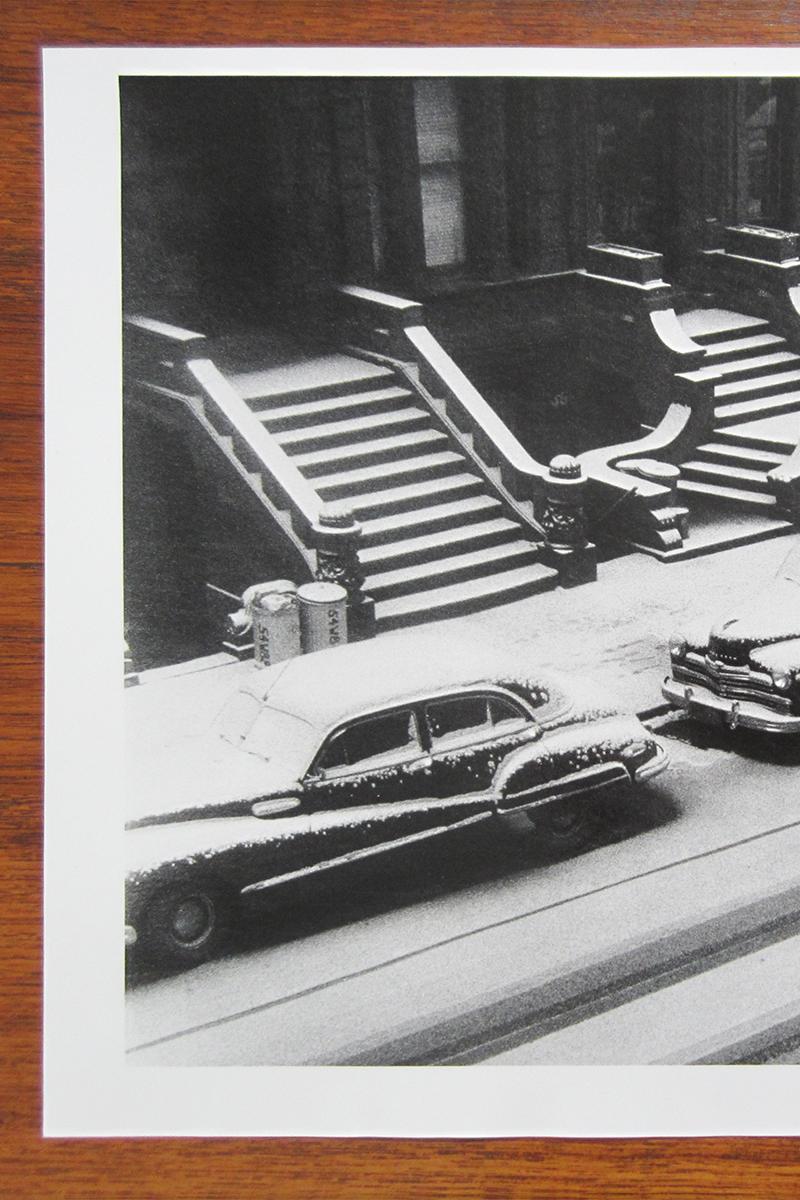 White Stoops, West 88th Street, NYC - New York City, Scène de ville, Neige, Hiver - Moderne Photograph par Ruth Orkin