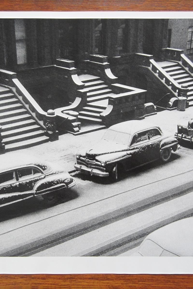 White Stoops, West 88th Street, NYC - New York City, Scène de ville, Neige, Hiver - Noir Black and White Photograph par Ruth Orkin