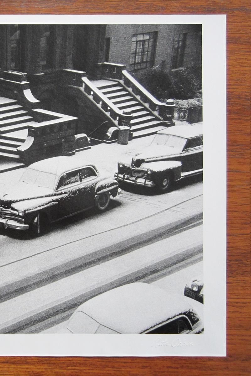 White Stoops, West 88th Street, NYC par Ruth Orkin est un tirage argentique à la gélatine en noir et blanc représentant des voitures garées le long de la rue, une couche de neige recouvrant la scène.

Impression gélatine-argent
11 x 14 in.
Cachet